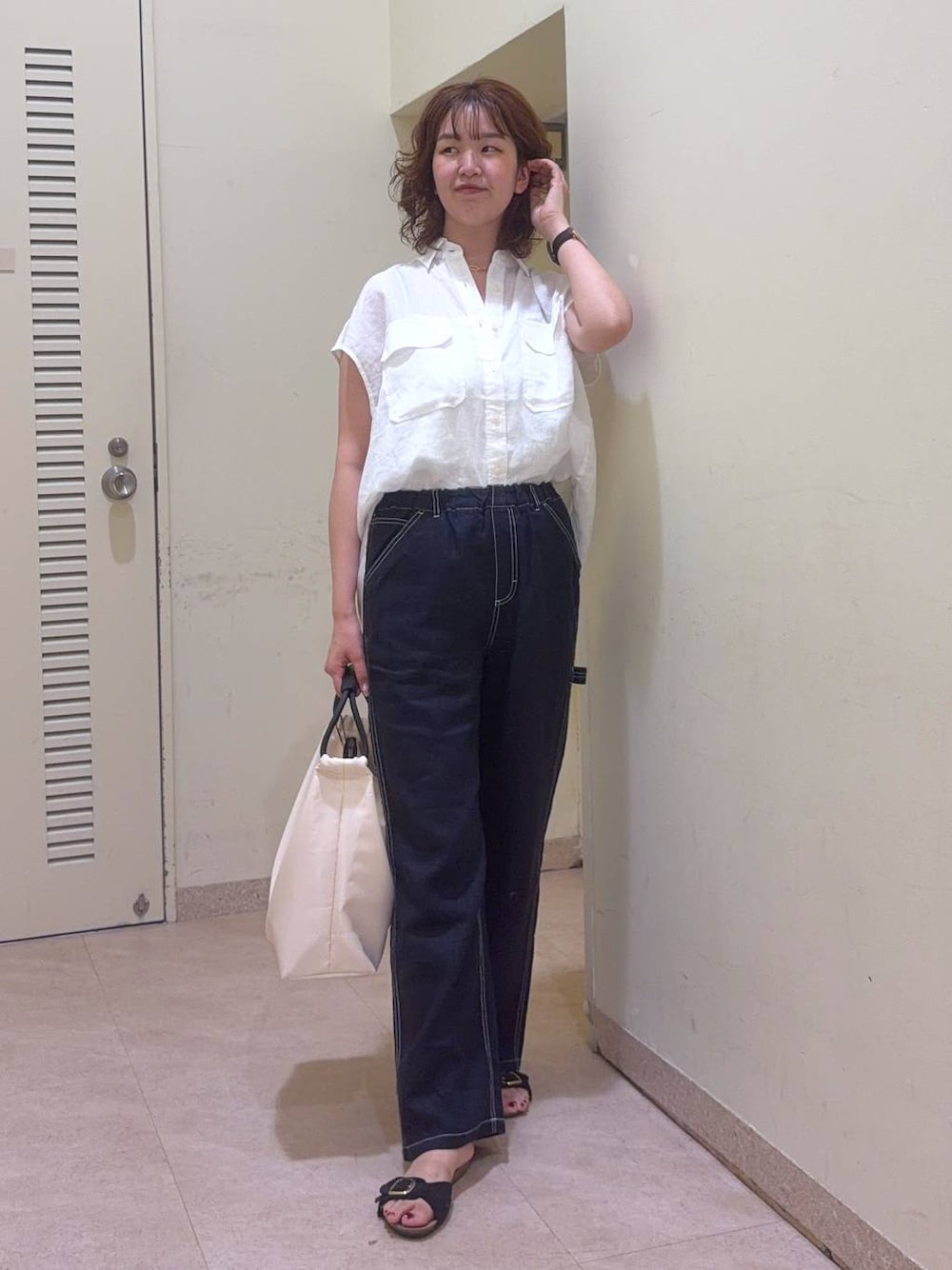 ホワイト系のキャミソール、ブルー系のその他パンツ、ブラック系のサンダルを着用したレディースの夏コーディネートの1枚目の写真