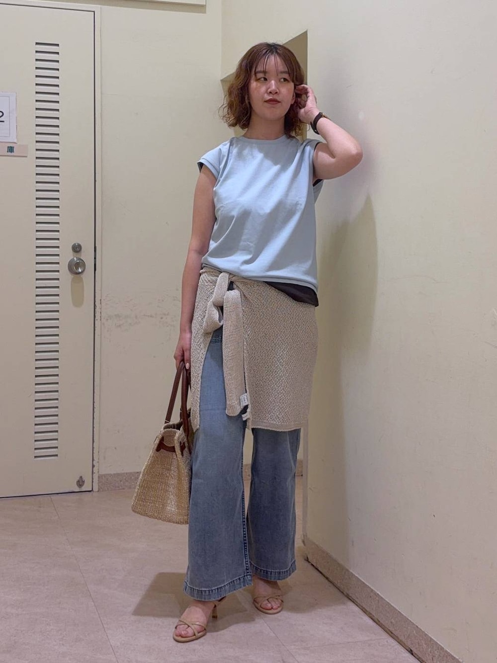 ブラウン系のTシャツ/カットソー、グリーン系のTシャツ/カットソー、ブルー系のデニムパンツを着用したレディースの春コーディネートの1枚目の写真