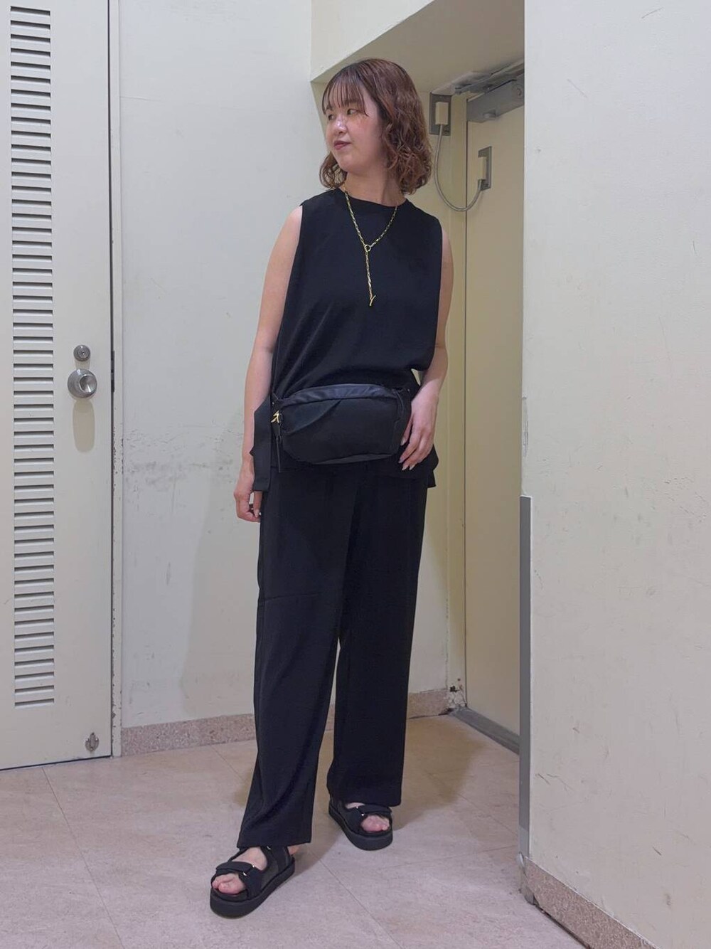 ブラック系のその他パンツ、ブラック系のボディバッグ/ウエストポーチ、ブラック系のサンダルを着用したレディースの夏コーディネートの1枚目の写真