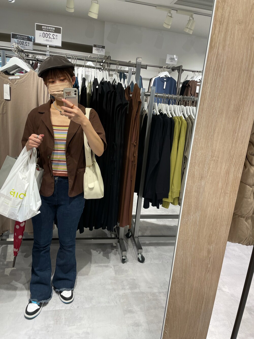 「ジャケット、キャミソール、フレアパンツ、デニムフレアパンツ、ハンチング、kutir、グレイル、GRL、ナイキ、airjordan1」｜「kutirの半袖テーラードジャケット（テーラードジャケット、ブラウン系）」を使った、Yunaさん（レディース・160cm）の秋コーディネートの1枚目の写真