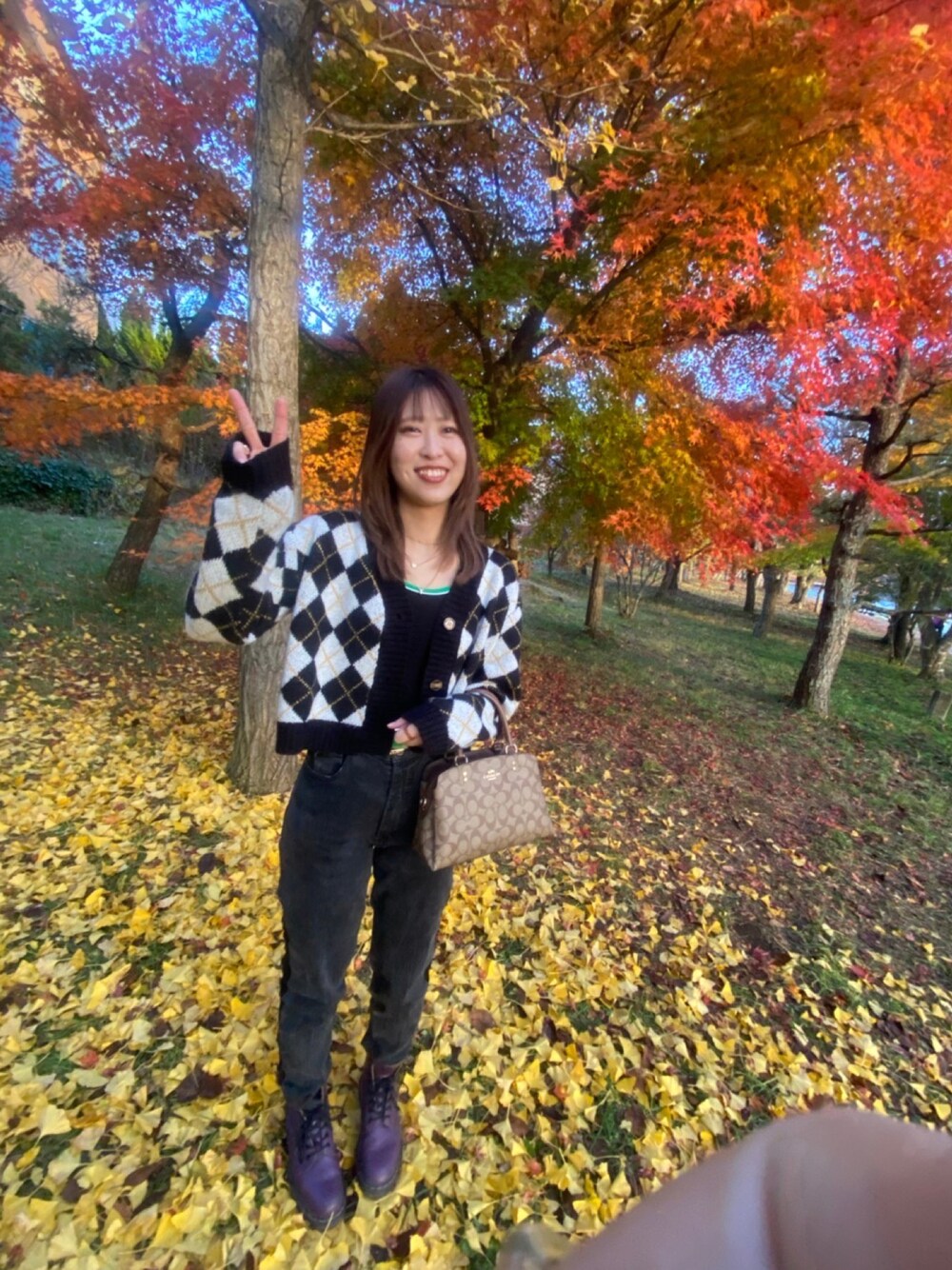 「秋コーデ、フーズフーギャラリー(WHO'S WHO gallery)、WHO’S WHO gallery、shein、カーディガン、アーガイル柄、ドクターマーチン、紅葉」｜「Dr. MartensのDr. Martens - レースアップブーツ - women - レザー/スエード/rubber - 41（ブーツ、パープル系）」を使った、Yunaさん（レディース・160cm）の冬コーディネートの1枚目の写真