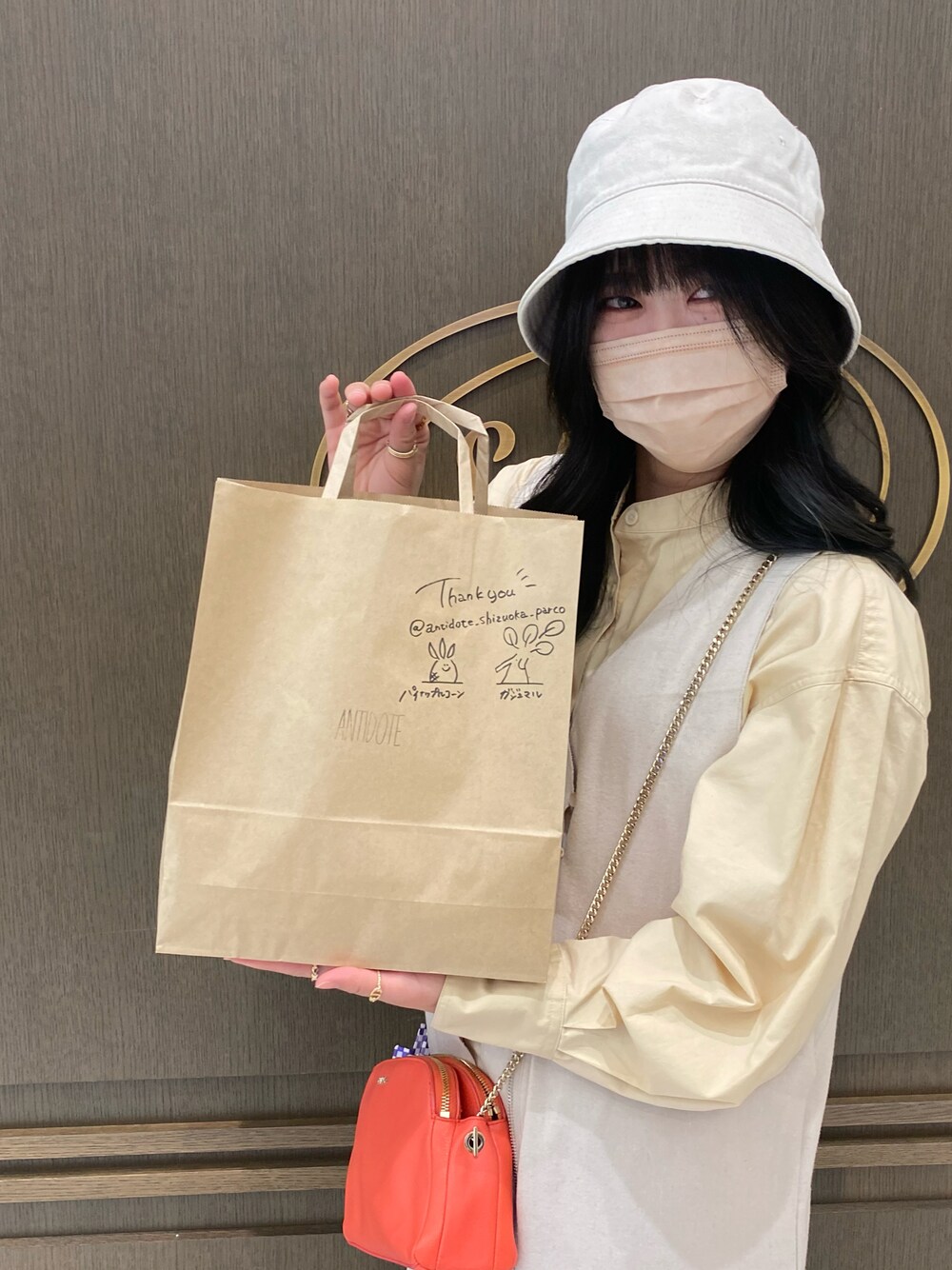「ベージュ、バケットハット、furla、シャツワンピ、ユニクロ、ジレ、titivate」｜「WEGOのWEGO/フリンジバケットハット（ハット、ホワイト系）」を使った、Yunaさん（レディース・160cm）の春コーディネートの1枚目の写真