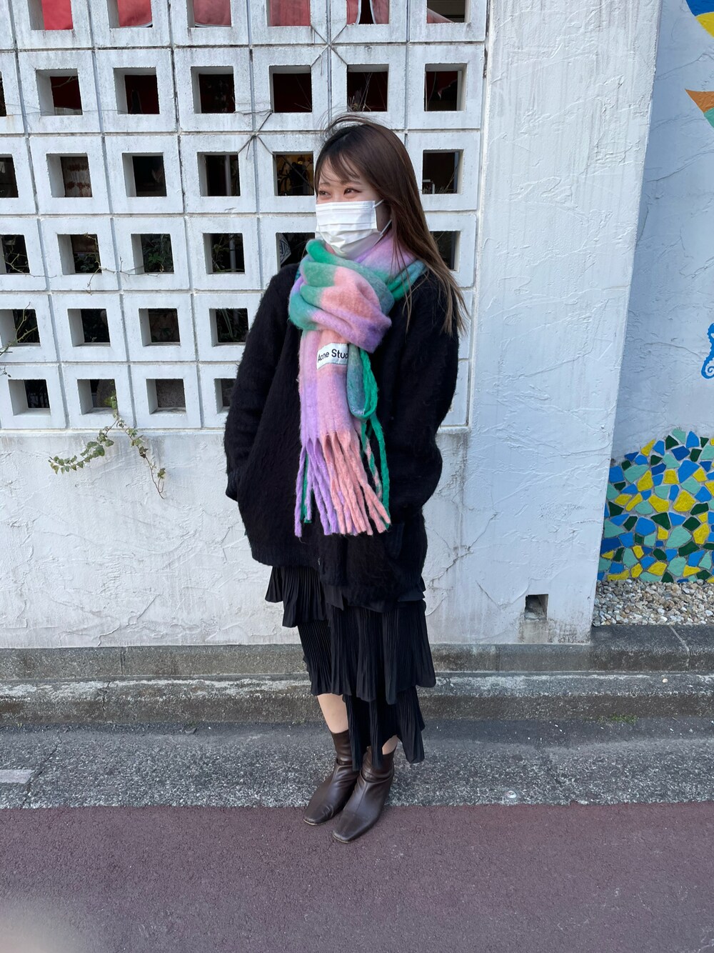 「カーディガン、WHO’S WHO gallery、nugu、アシンメトリースカート、マフラー、AcneStudios、ショートブーツ、グレイル、GRL」｜「WHO'S WHO galleryの【KOOKY'N/クーキー】アルパカ混モヘアライクカーディガン（カーディガン/ボレロ、ブラック系）」を使った、Yunaさん（レディース・160cm）の春コーディネートの1枚目の写真