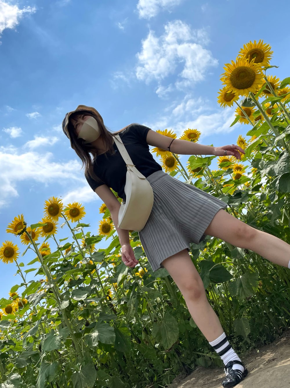 「夏コーデ、ひまわり畑、Vivienne Westwood、グルカサンダル、むぎわら帽子、バケットハット、ハーフパンツ、ニットパンツ、三日月バッグ、stussy」｜「STUSSYのStussy Sport Crew Socks（ソックス/靴下、ホワイト系）」を使った、Yunaさん（レディース・160cm）の夏コーディネートの1枚目の写真