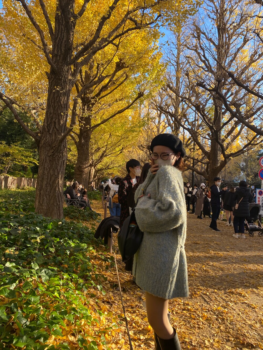 「秋のコーデ、ゆるニット、ootd、ニット、ベレー帽、ブルー、ショートパンツ、休日コーデ、おしゃれさんと繋がりたい、お出かけコーデ、秋冬コーデ」｜「EFOLEのフェイクレザー マルシェ ミニバッグ（ハンドバッグ、ブラック系）」を使った、Riko さん（レディース・160cm）の秋コーディネートの1枚目の写真