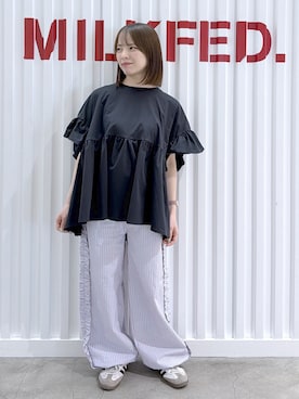 「MILKFED.（ミルクフェド）のICING LOGO RUFFLE TUNIC（ラッシュガード、ブラック系）」を使った、まりなさん（レディース・149cm）の春コーディネート
