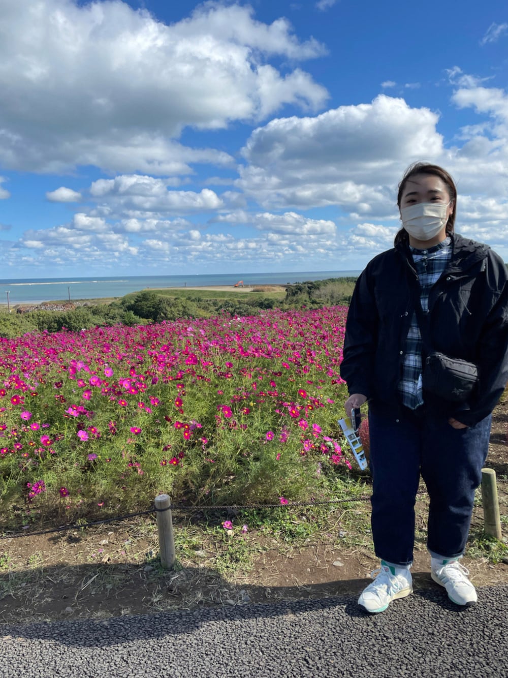 「チェック、カジュアル、シンプル、ゆったりコーデ、秋服、ぽっちゃり、ノーカラーシャツ、ラクチンコーデ、オトナカジュアル、プラスサイズ」｜「adidas Originalsのアイテム（スニーカー、ホワイト系）」を使った、Cさん（レディース・163cm）の秋コーディネートの1枚目の写真
