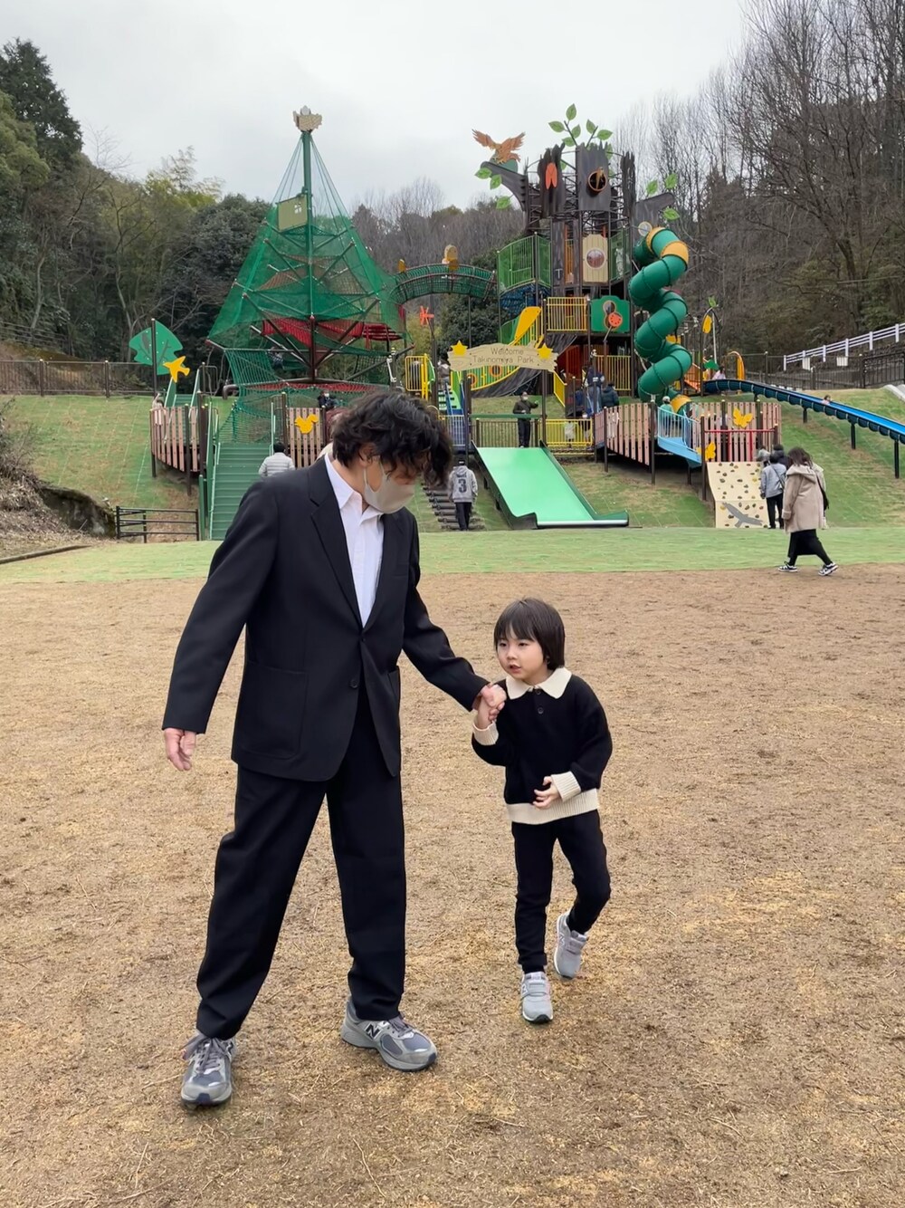 「休日コーデ、休日スタイル、今日のコーデ、親子コーデ、むすこーで、こどもコーデ、おとこのこ、おしゃれさんと繋がりたい、メンズファッション、低身長、シンプル、ブラック、黒、セットアップ」｜「ZARAのアイテム（ニット/セーター、ブラック系）」を使った、しんぱぱさん（メンズ・100cm）の冬コーディネートの1枚目の写真