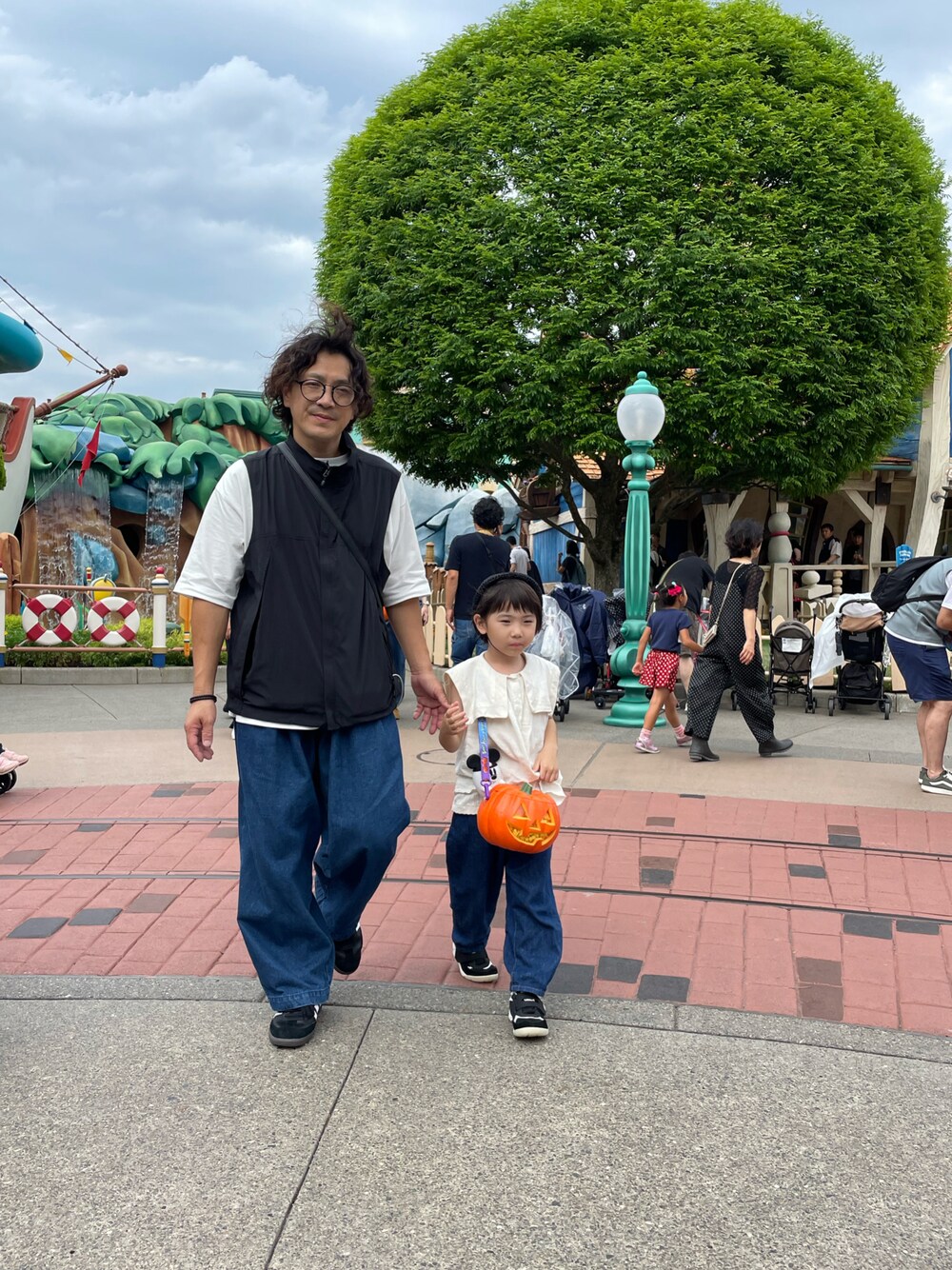 「今日のコーデ、休日コーデ、シンプルコーデ、デニムコーデ、親子コーデ、キッズコーデ、むすこーで、カジュアルコーデ、リンクコーデ、服好きな人と繋がりたい、おしゃれさんと繋がりたい、ディズニーコーデ、カーゴパンツ」｜「coco kidsのアイテム（シャツ/ブラウス、ホワイト系）」を使った、しんぱぱさん（メンズ・110cm）の秋コーディネートの1枚目の写真