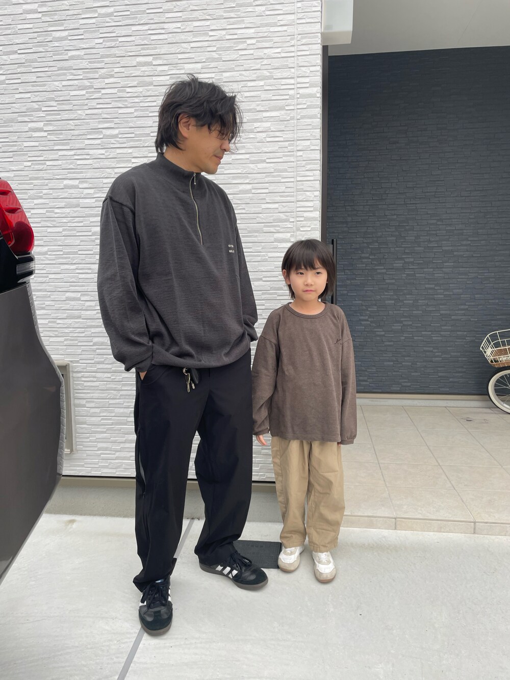「今日のコーデ、休日コーデ、お出かけコーデ、シンプルコーデ、親子コーデ、キッズコーデ、低身長コーデ、おしゃれさんと繋がりたい」｜「koko kidsのアイテム（Tシャツ/カットソー、ブラウン系）」を使った、しんぱぱさん（メンズ・110cm）の秋コーディネートの1枚目の写真