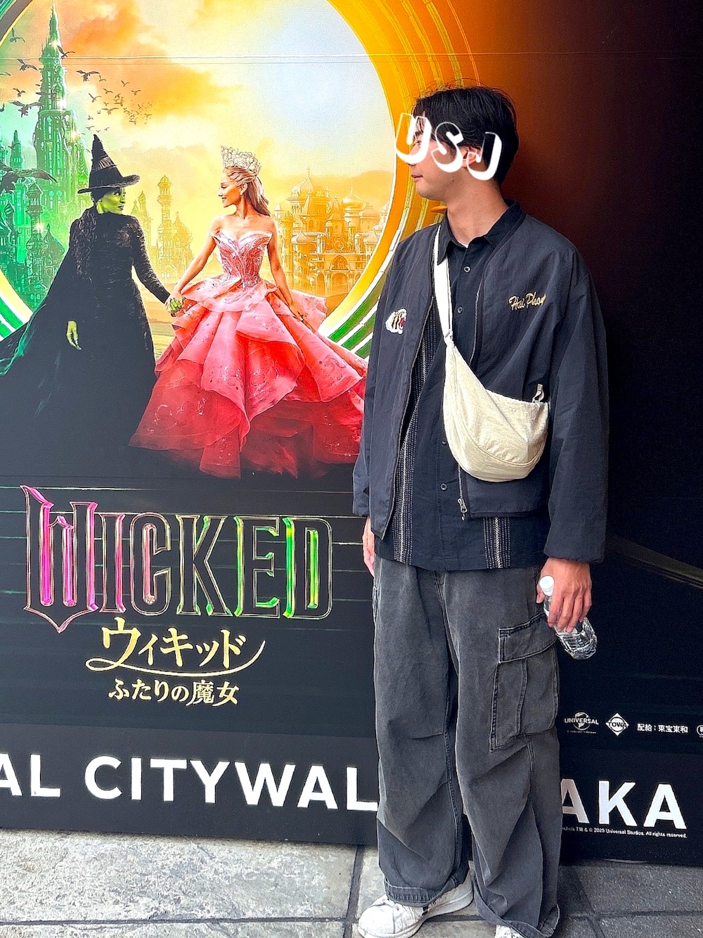 「USJ、ユニバ、ユニバーサルスタジオジャパン、ユニバーサル・スタジオ・ジャパン、ユニバーサルシティ、オトナカジュアル、古着MIX、メンズコーデ、休日スタイル、古着」｜「GUのアイテム（カーゴパンツ、ブラック系）」を使った、虹星さん（メンズ・180cm）の春コーディネートの1枚目の写真