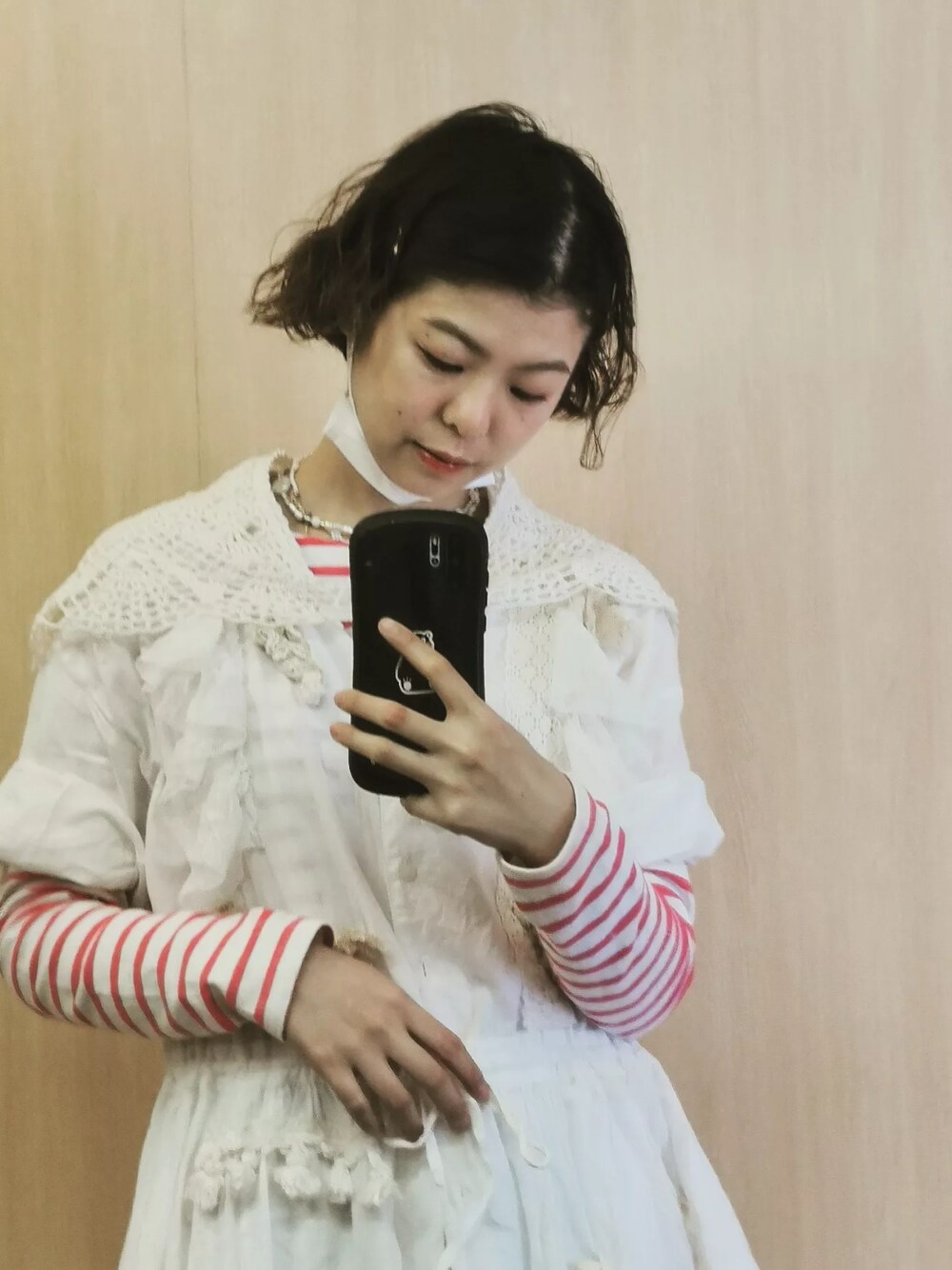 その他のテーラードジャケット、ホワイト系のスカート、ピンク系のスニーカーを着用したレディースの冬コーディネートの2枚目の写真