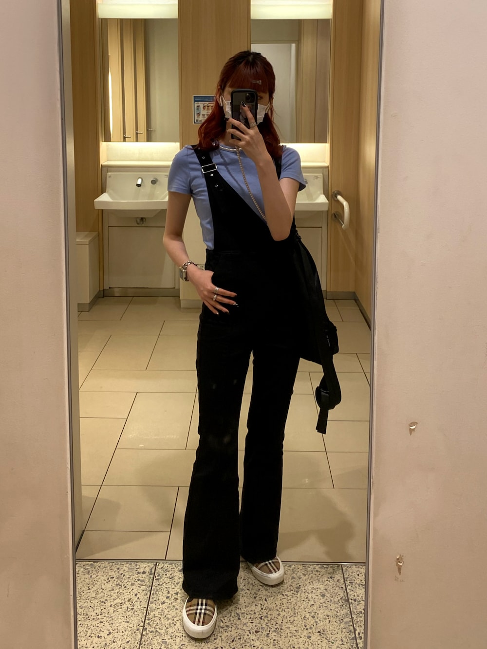 「休日コーデ、カジュアルコーデ、お洒落さんとつながりたい、パンツスタイル、ラフ」｜「BURBERRYのアイテム（スリッポン、ブラウン系）」を使った、yuukaさん（レディース・165cm）の秋コーディネートの1枚目の写真