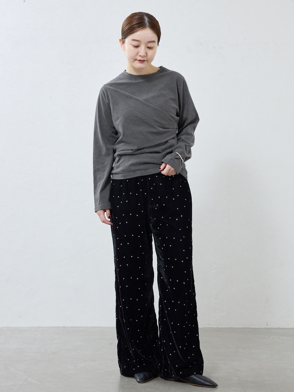 ブラック系のその他パンツ、グレー系のTシャツ/カットソー、ブラック系のその他シューズを着用したレディースの秋コーディネートの1枚目の写真