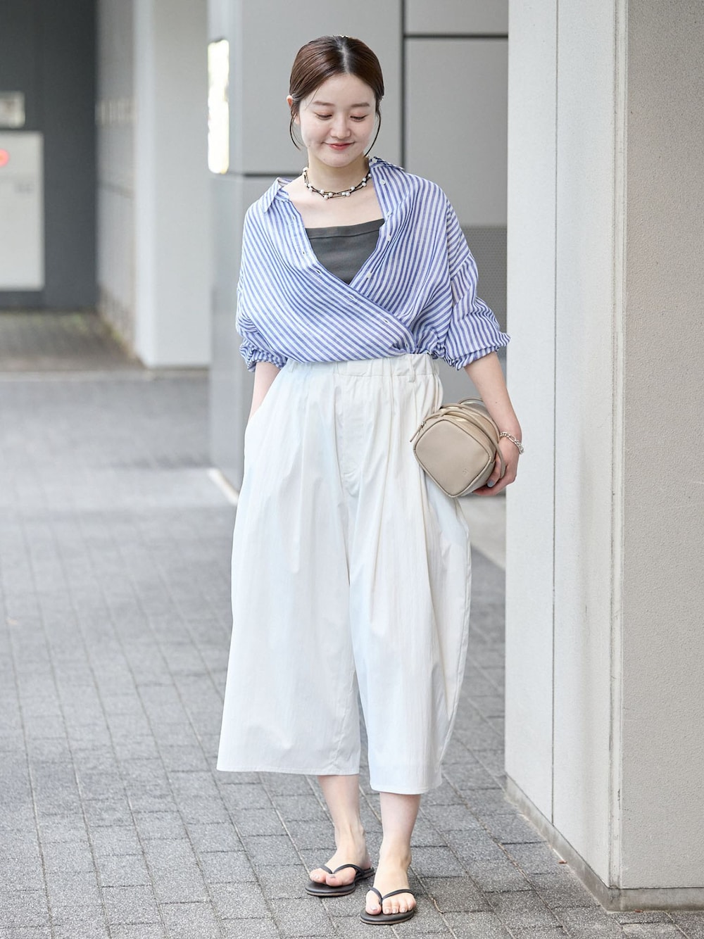 ホワイト系のその他パンツ、ブルー系のシャツ/ブラウス、ブラック系のサンダルを着用したレディースの夏コーディネートの1枚目の写真