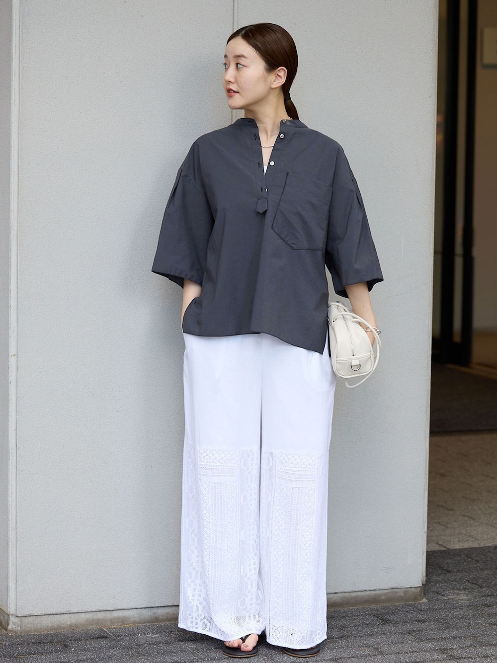 ホワイト系のその他パンツ、ブルー系のシャツ/ブラウス、ブラック系のサンダルを着用したレディースの夏コーディネートの1枚目の写真