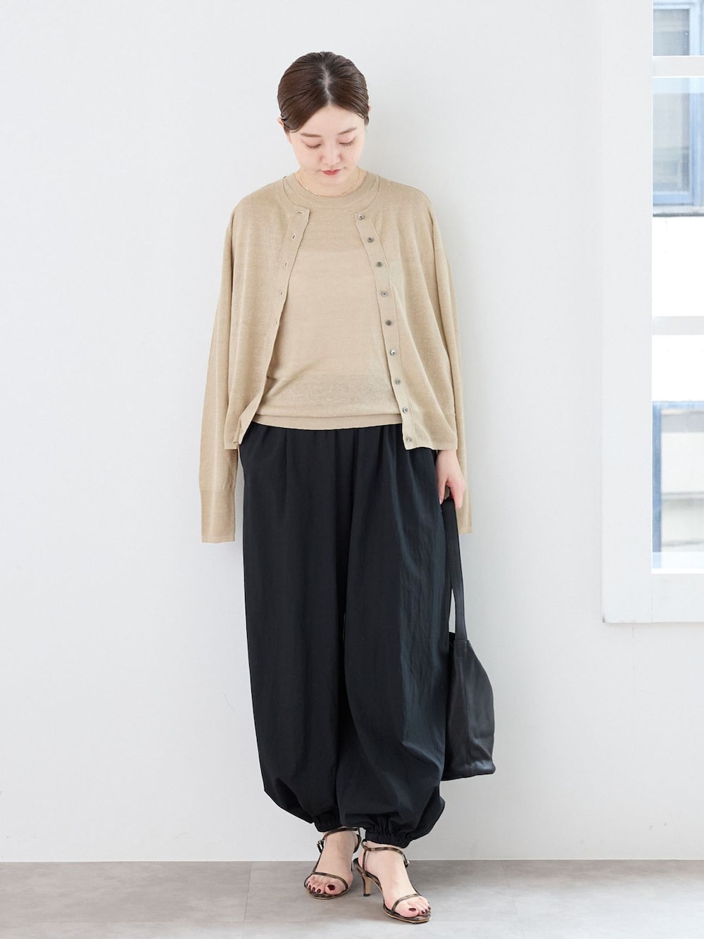 ブラック系のその他パンツ、ベージュ系のカーディガン/ボレロ、ベージュ系のニット/セーターを着用したレディースの夏コーディネートの1枚目の写真