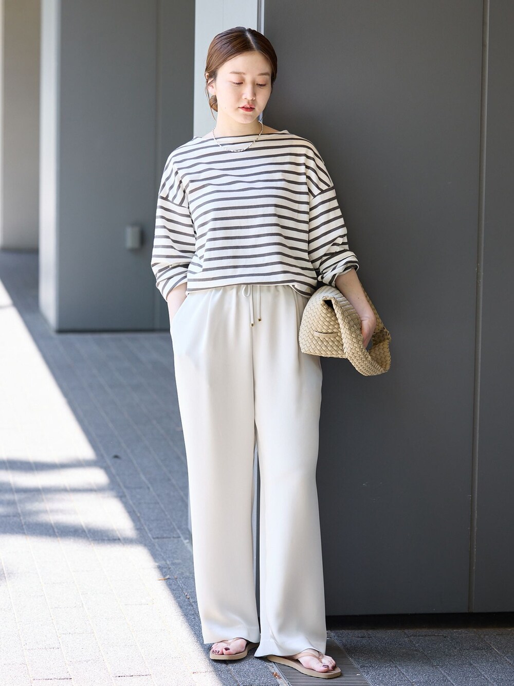 ベージュ系のその他パンツ、ベージュ系のトートバッグ、ベージュ系のサンダルを着用したレディースの春コーディネートの1枚目の写真