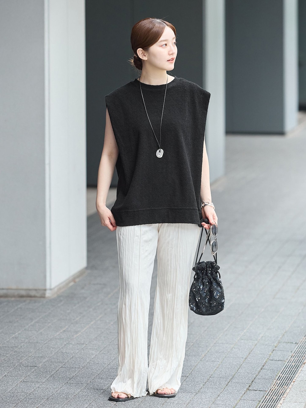 ブラック系のTシャツ/カットソーを着用したレディースの夏コーディネートの1枚目の写真