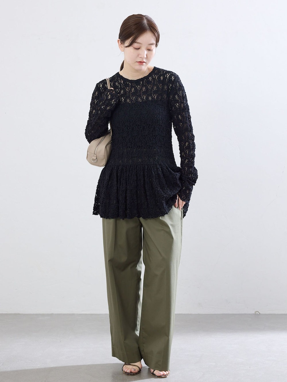 グリーン系のその他パンツ、ブラック系のTシャツ/カットソー、イエロー系のショルダーバッグを着用したレディースの夏コーディネートの1枚目の写真