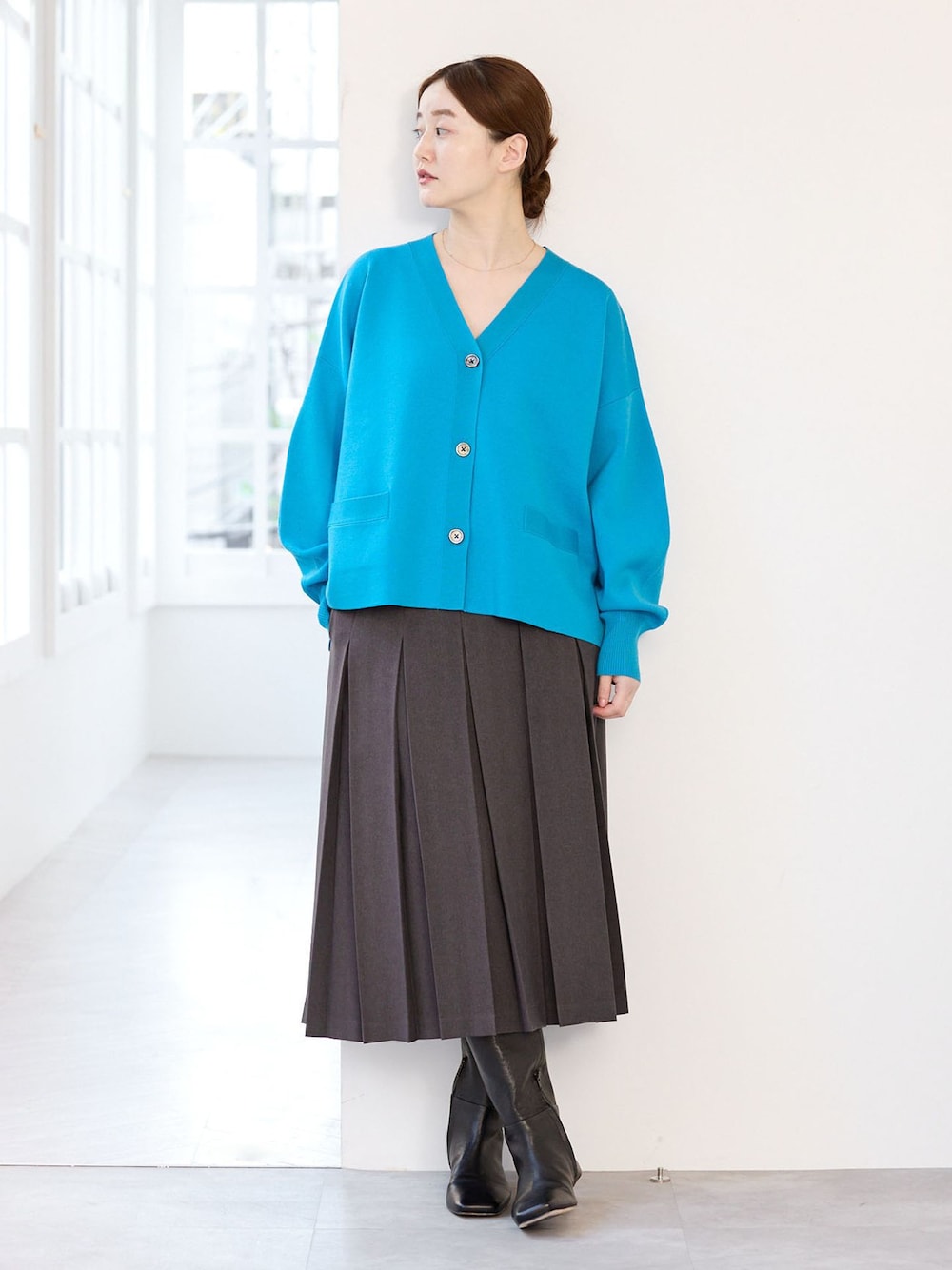 グレー系のスカート、ブルー系のカーディガン/ボレロを着用したレディースの夏コーディネートの1枚目の写真