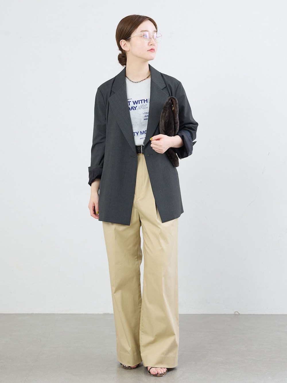 グレー系のテーラードジャケット、ベージュ系のチノパンツ、ブルー系のTシャツ/カットソーを着用したレディースの夏コーディネートの1枚目の写真