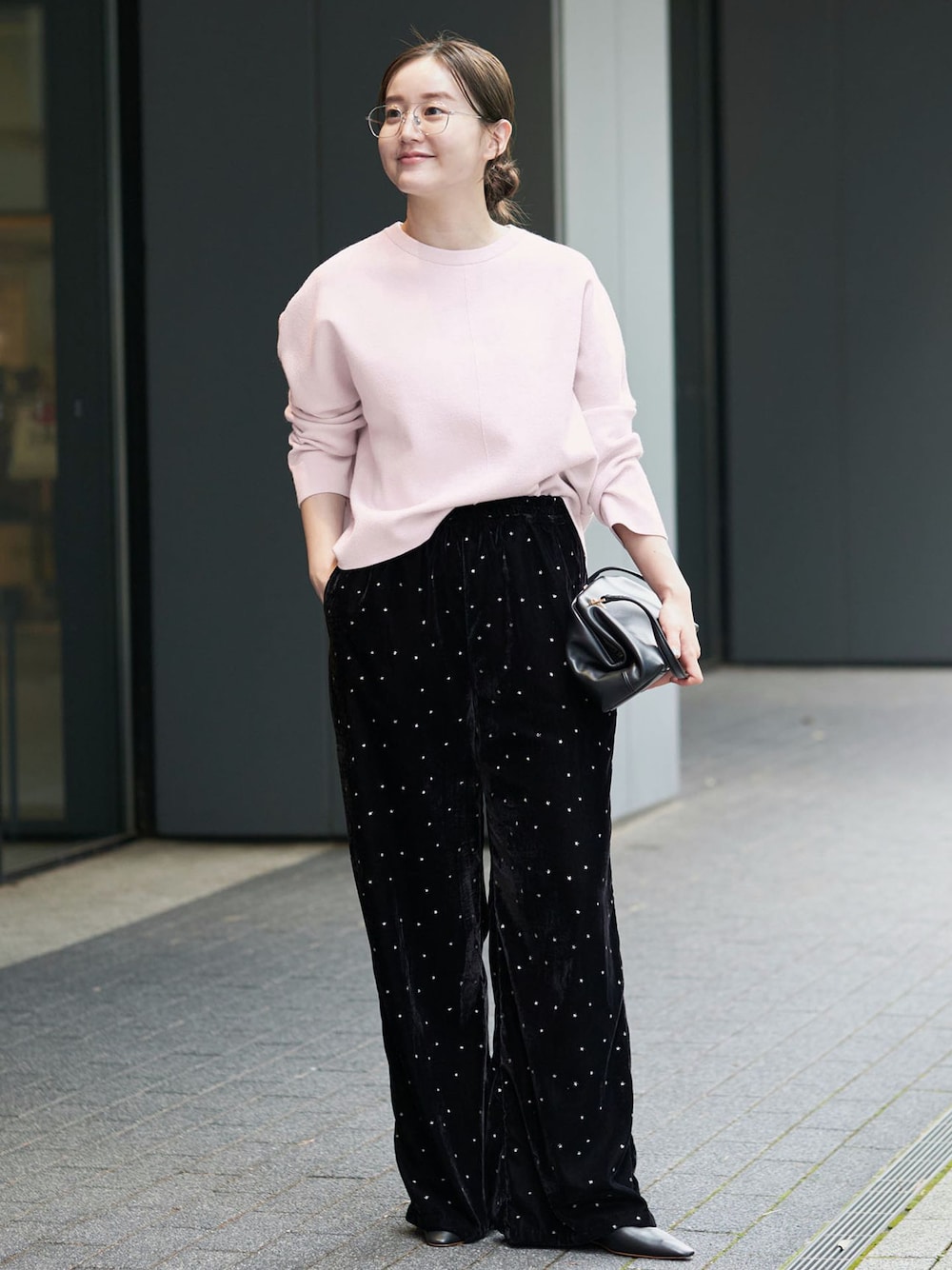 ブラック系のその他パンツ、ピンク系のニット/セーター、ブラック系のハンドバッグを着用したレディースの秋コーディネートの1枚目の写真
