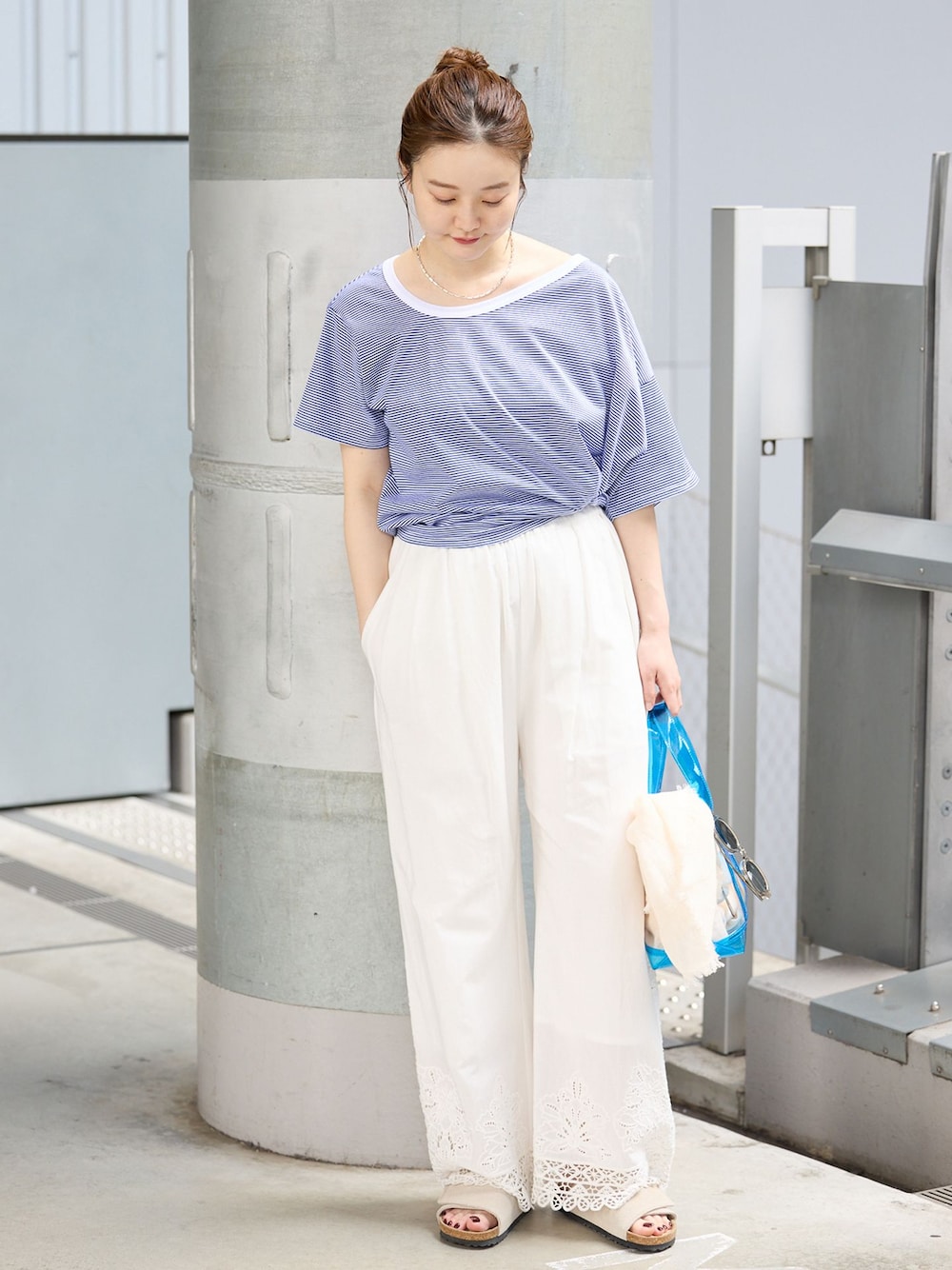 ブルー系のTシャツ/カットソー、ブルー系のハンドバッグ、ホワイト系のサンダルを着用したレディースの夏コーディネートの1枚目の写真