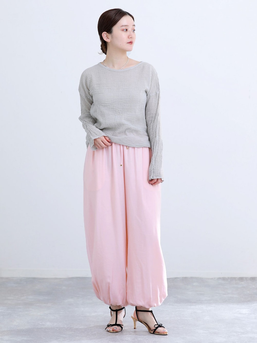 ピンク系のその他パンツ、グレー系のシャツ/ブラウス、ブラック系のサンダルを着用したレディースの春コーディネートの1枚目の写真