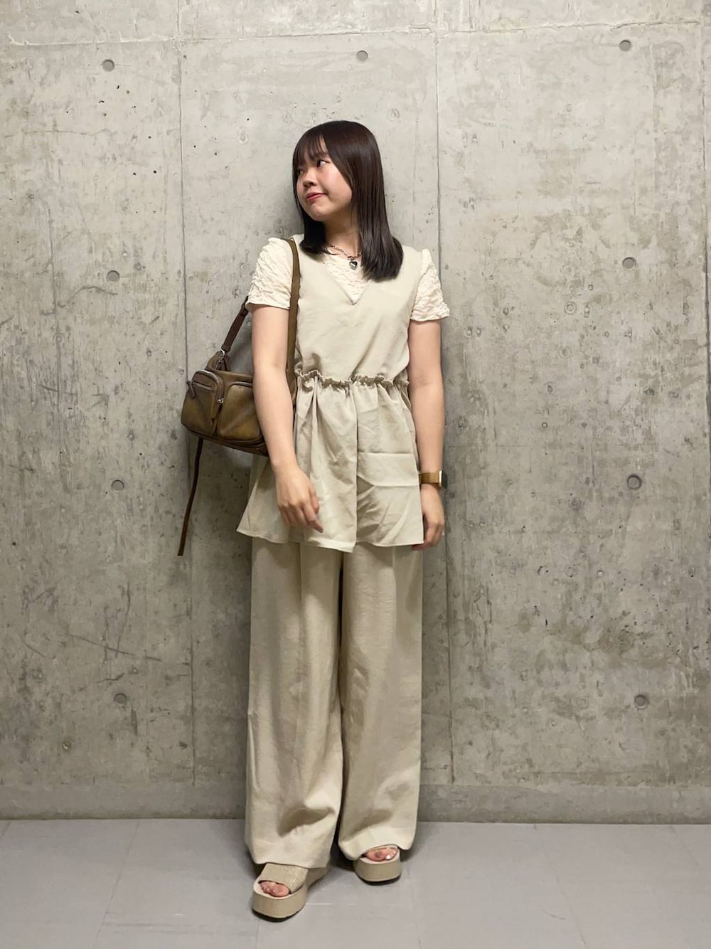 「インナー、LOWRYS FARM、骨格ストレート、サロペット、厚底サンダル」｜「LOWRYS FARMのカンドウフィットニットサンダル 283661（サンダル、ホワイト系）」を使った、楓香さん（レディース・155cm）の夏コーディネートの1枚目の写真