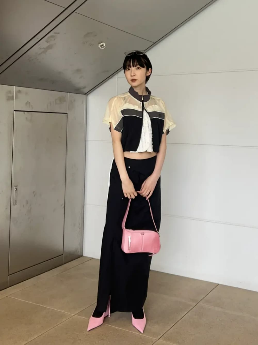 「メゾンスペシャル、maisonspecial、モード、夏コーデ、シャツスタイル、タイトスカート、スカートコーデ、お出かけコーデ、サングラス、春夏コーデ、シンプルコーデ、休日スタイル、大人女子、シンプルスタイル、ピンク」｜「MAISON SPECIALの2way Pointed Wedge Pumps/2WAYポインテッドウェッジパンプス【MAISON SPECIAL/メゾンスペシャル】（パンプス、ピンク系）」を使った、MAISON SPECIALさん（レディース・166cm）の春コーディネートの1枚目の写真