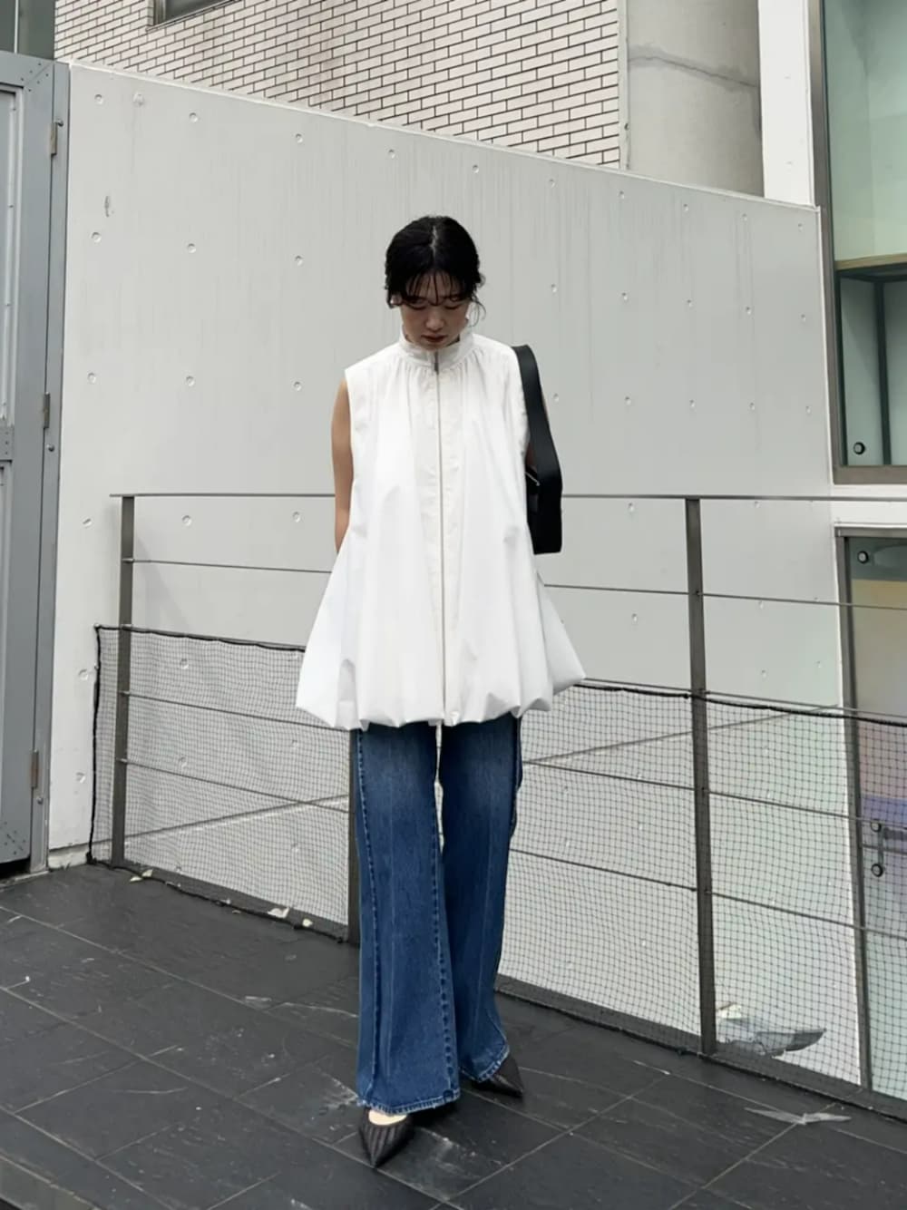 「メゾンスペシャル、maisonspecial、夏コーデ、チュニック、ブラウス、ノースリーブ、デニム、フレアパンツ、お出かけコーデ、シンプルスタイル、春色、ショルダーバッグ、パンツコーデ、大人女子、レディースファッション」｜「MAISON SPECIALの【25SPRING PRE-ORDER】Round Shape Bag/ラウンドシェイプバッグ【MAISON SPECIAL/メゾンスペシャル】（ショルダーバッグ、ブラック系）」を使った、MAISON SPECIALさん（レディース・169cm）の春コーディネートの1枚目の写真