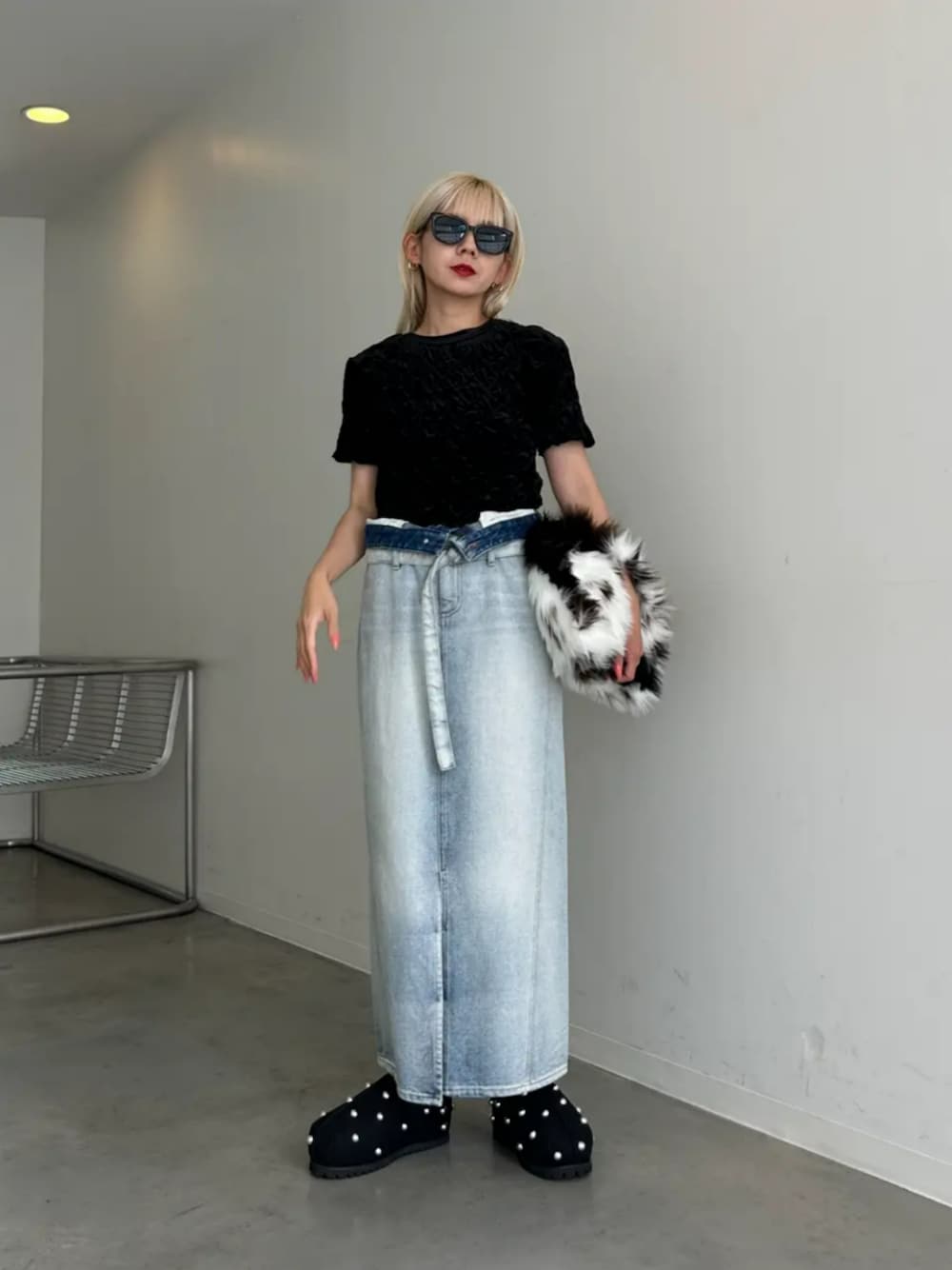 「メゾンスペシャル、maisonspecial、シンプルコーデ、デニム、デニムスカート、ショルダーバッグ、お出かけコーデ、オトナ女子、大人カジュアルコーデ、レディースファッション」｜「MAISON SPECIALの【25AW PRE-ORDER】Velor Shirring Tops/ベロアシャーリングトップス【MAISON SPECIAL/メゾンスペシャル】■セットアップ対応■（Tシャツ/カットソー、ブラック系）」を使った、MAISON SPECIALさん（レディース・162cm）の夏コーディネートの1枚目の写真