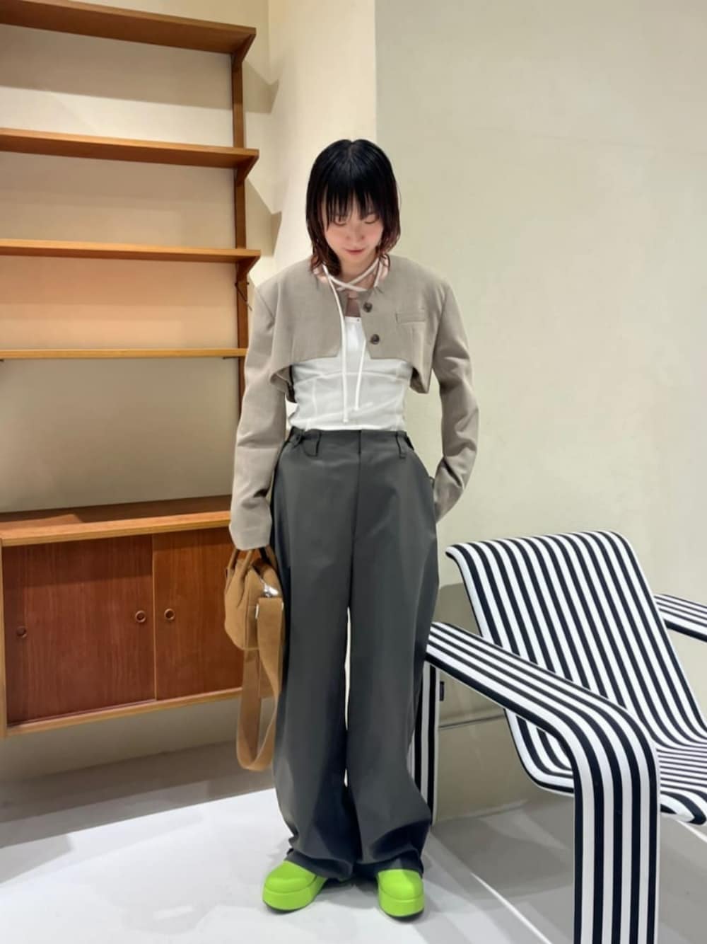 「メゾンスペシャル、maisonspecial、春コーデ、お出かけコーデ、チノパン、ボレロ、ジャケット、シンプルコーデ、きれいめカジュアル、春服コーデ、オトナ女子、春先取り、レディースファッション」｜「MAISON SPECIALのMulti Fabric Sabot Sandals/マルチファブリックサボ【MAISON SPECIAL/メゾンスペシャル】（スリッポン、グリーン系）」を使った、MAISON SPECIALさん（レディース・163cm）の冬コーディネートの1枚目の写真