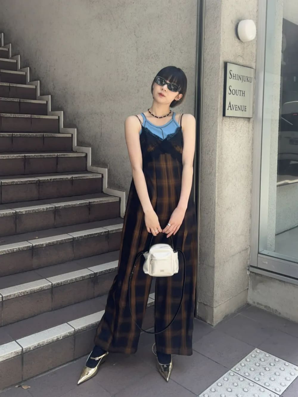 「メゾンスペシャル、maisonspecial、夏コーデ、オールインワン、チェック、モード、大人女子、シンプル、楽チンコーデ、夏、ミニバッグ」｜「MAISON SPECIALの2way Pointed Wedge Pumps/2WAYポインテッドウェッジパンプス【MAISON SPECIAL/メゾンスペシャル】（パンプス、ゴールド系）」を使った、MAISON SPECIALさん（レディース・166cm）の春コーディネートの1枚目の写真