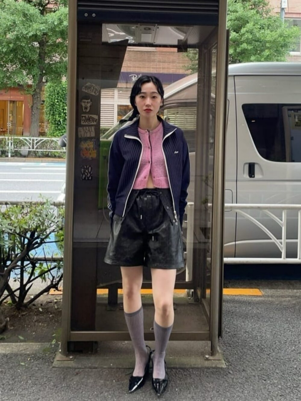 「メゾンスペシャル、maisonspecial、秋コーデ、ジャージ、トラックジャケット、スポーツミックス、ハーフパンツ、シンプル、レイヤードスタイル、お出かけコーデ」｜「MAISON SPECIALの2way Pointed Wedge Pumps/2WAYポインテッドウェッジパンプス【MAISON SPECIAL/メゾンスペシャル】（パンプス、ブラック系）」を使った、MAISON SPECIALさん（レディース・167cm）の夏コーディネートの1枚目の写真