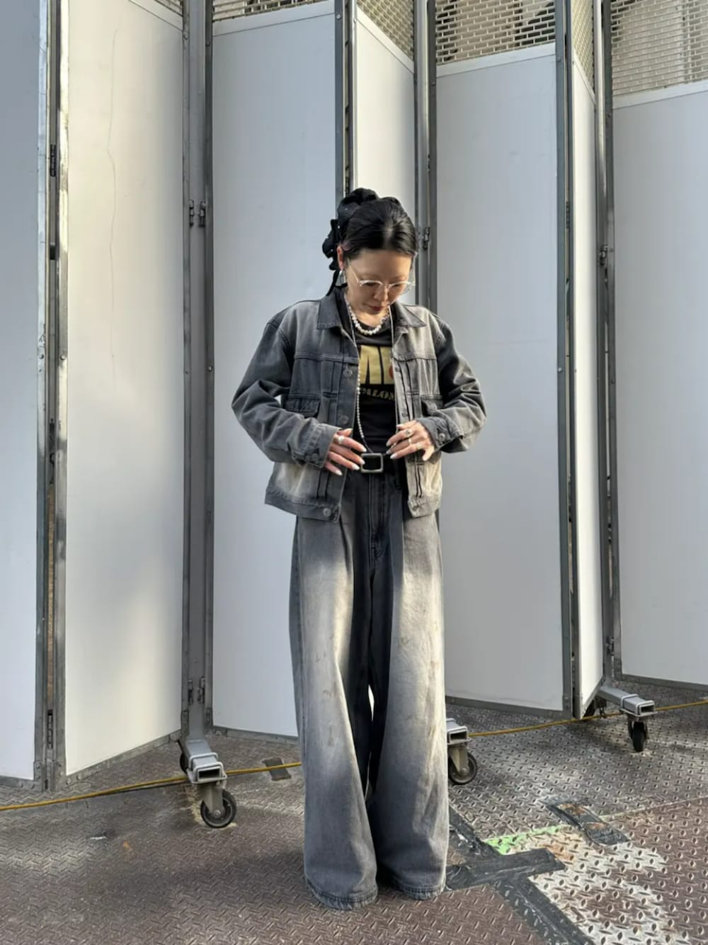 「メゾンスペシャル、maisonspecial、春コーデ、デニム、デニムジャケット、デニムパンツ、セットアップ、ストリート、ワイドパンツ、お出かけコーデ、大人女子」｜「MAISON SPECIALの【25SPRING PRE-ORDER】Mud Draw Ring Die Denim Jacket/マッドダイリングデニムジャケット【MAISON SPECIAL/メゾンスペシャル】■セットアップ対応■（デニムジャケット、グレー系）」を使った、MAISON SPECIALさん（レディース・155cm）の春コーディネートの1枚目の写真