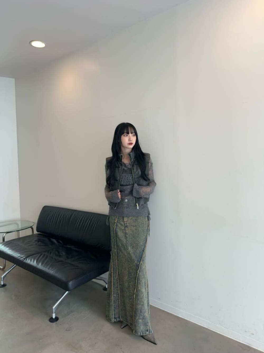 「メゾンスペシャル、maisonspecial、秋コーデ、デニム、ロングスカート、ベスト、シアートップス、モノトーン、お出かけコーデ、シンプル」｜「MAISON SPECIALの【24AUTUMN PRE-ORDER】Cellulose Denim Maxi Skirt/セルロースデニムマキシスカート【MAISON SPECIAL/メゾンスペシャル】（デニムスカート、ベージュ系）」を使った、MAISON SPECIALさん（レディース・166cm）の夏コーディネートの1枚目の写真