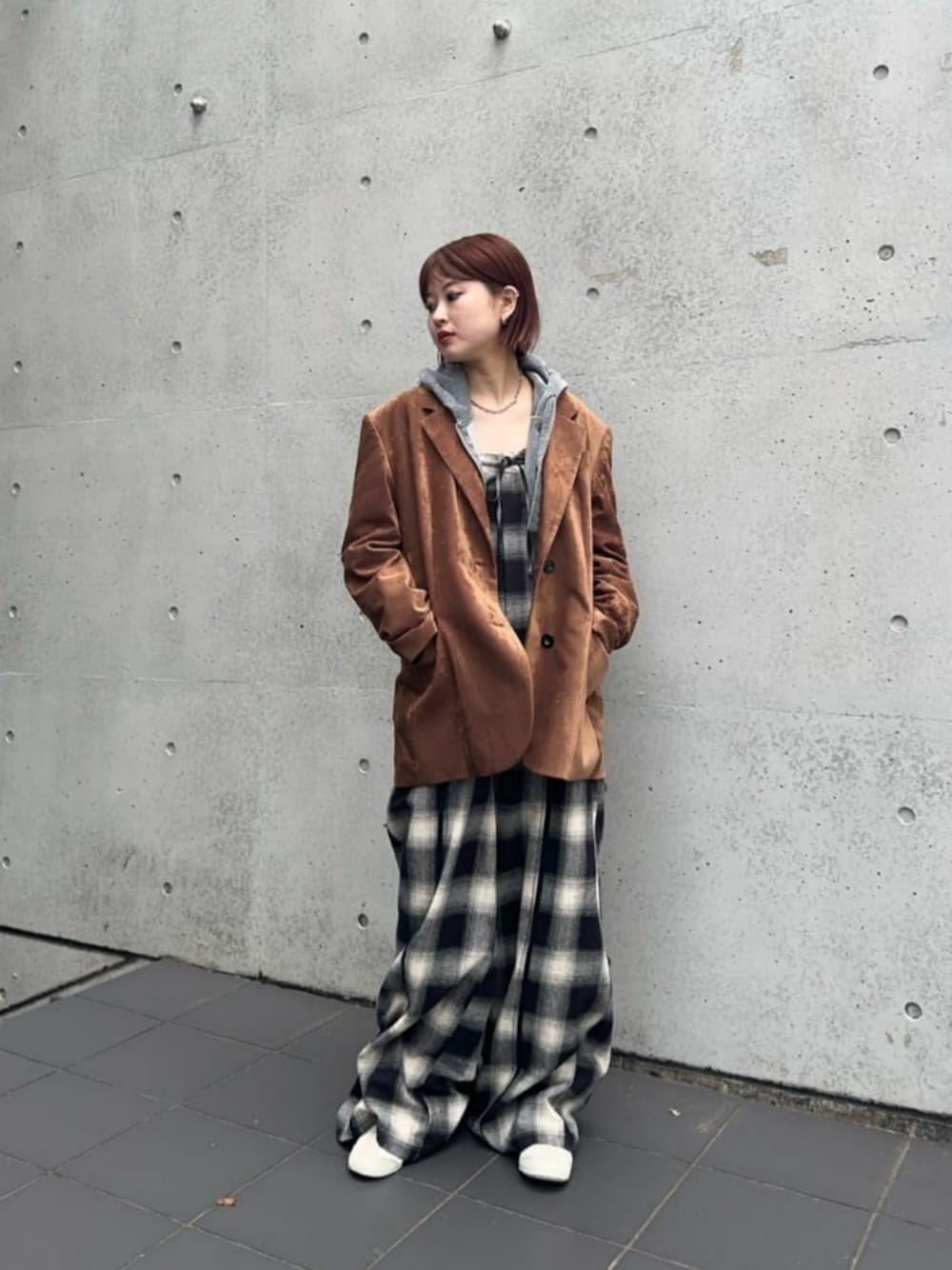 「メゾンスペシャル、maisonspecial、秋コーデ、ジャケットスタイル、ブラウン、ロンパース、パーカー、レイヤードスタイル、お出かけコーデ、チェック」｜「MAISON SPECIALの【24AUTUMN PRE-ORDER】Sherbet Single Jacket/シャーベットシングルジャケット【MAISON SPECIAL/メゾンスペシャル】（テーラードジャケット、ブラウン系）」を使った、MAISON SPECIALさん（レディース・162cm）の夏コーディネートの1枚目の写真