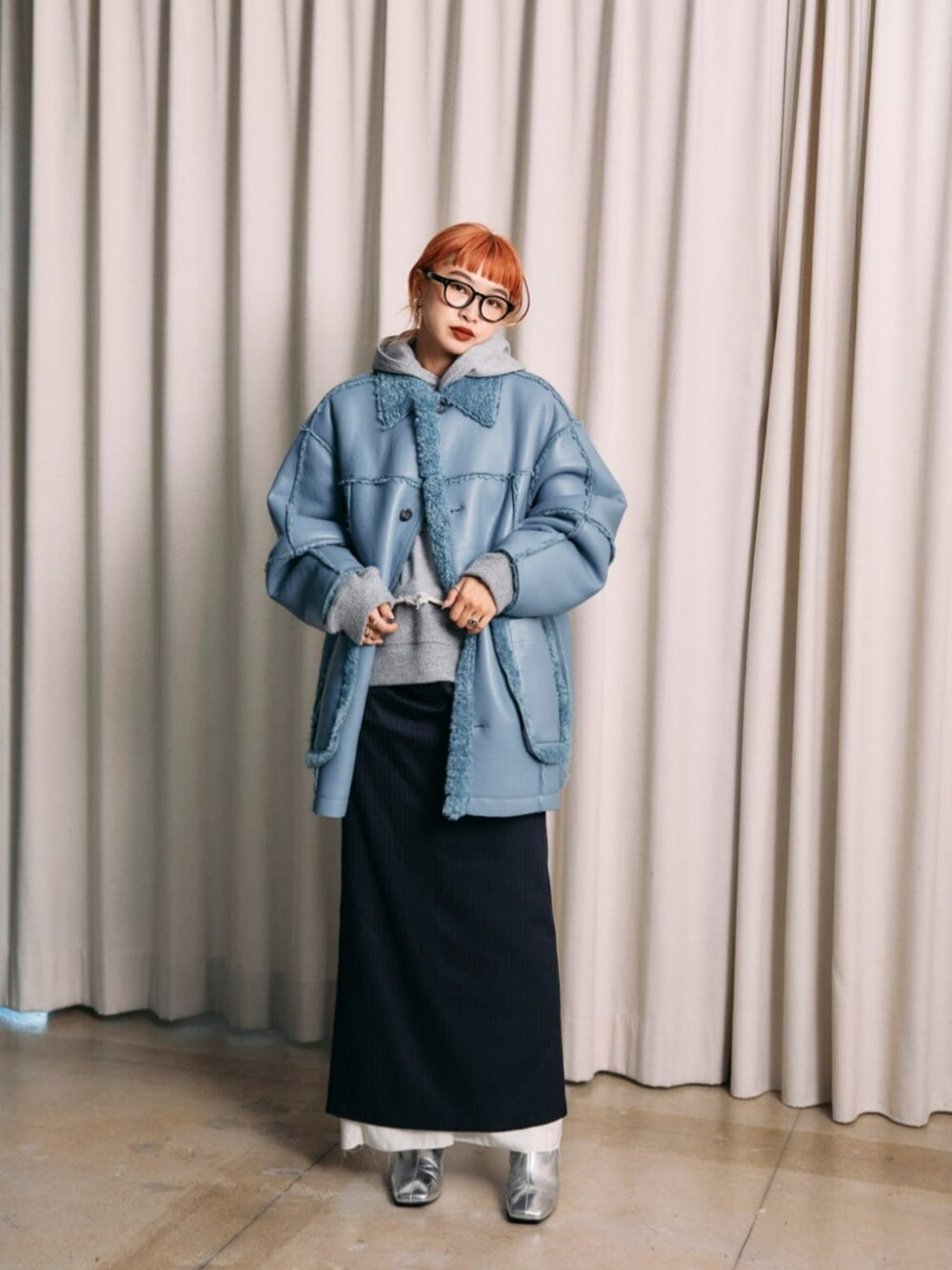 「秋服まるっと大公開、ムートンコート、メゾンスペシャル、maisonspecial、パーカー、お出かけコーデ、シンプルコーデ、ロングスカート、きれいめカジュアル、秋冬コーデ、モード」｜「MAISON SPECIALのPinstripe Double Waist Tight Skirt /ピンストライプダブルウエストタイトスカート【MAISON SPECIAL/メゾンスペシャル】（スカート、ブルー系）」を使った、MAISON SPECIALさん（レディース・160cm）の秋コーディネートの1枚目の写真