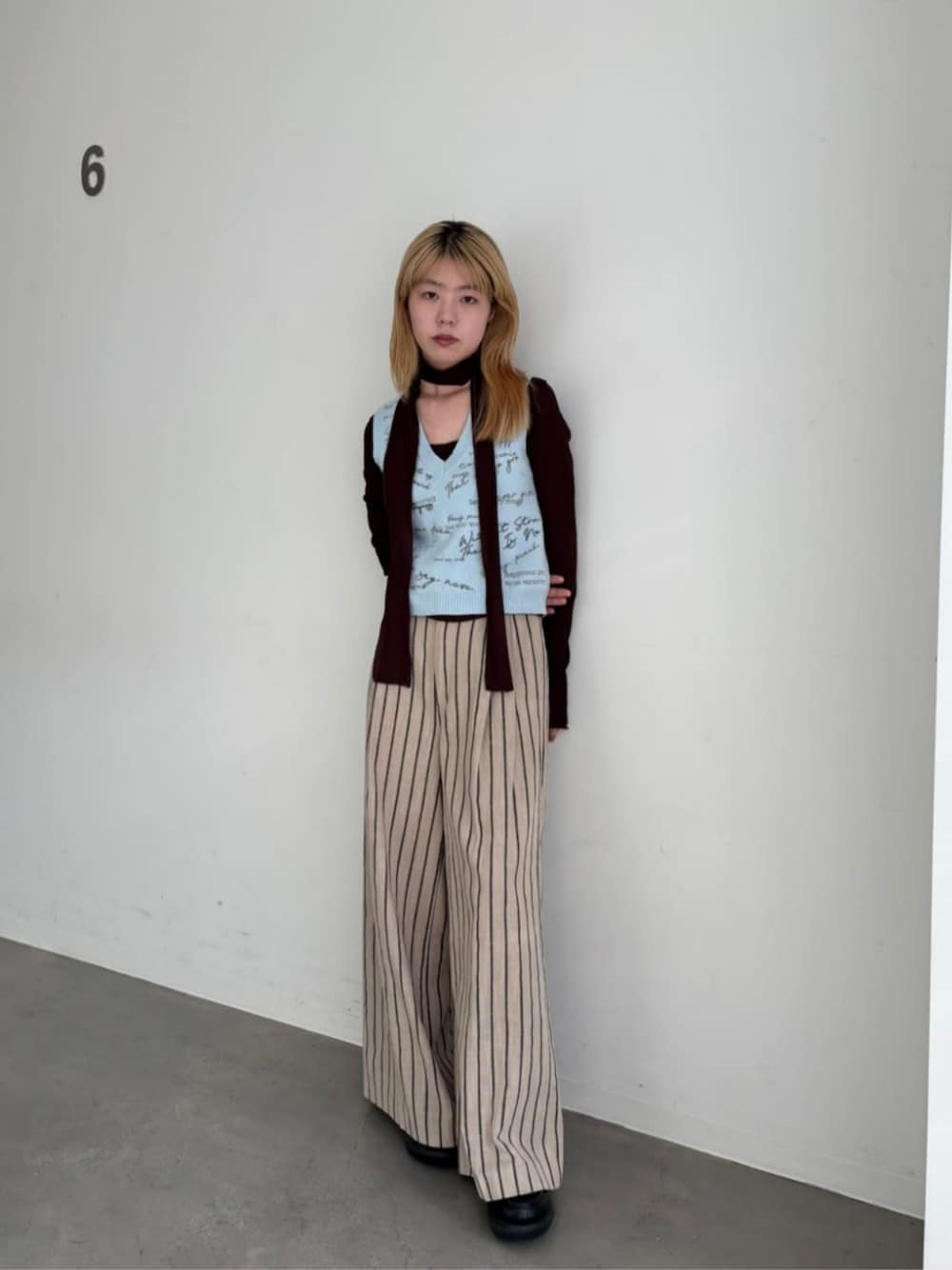「メゾンスペシャル、maisonspecial、ベスト、レイヤードスタイル、春コーデ、ストライプパンツ、モード、大人女子、刺繍」｜「MAISON SPECIALの【25SPRING PRE-ORDER】Loafers Sabot Shoes/ローファークロッグス【MAISON SPECIAL/メゾンスペシャル】（ローファー、ブラック系）」を使った、MAISON SPECIALさん（レディース・168cm）の冬コーディネートの1枚目の写真