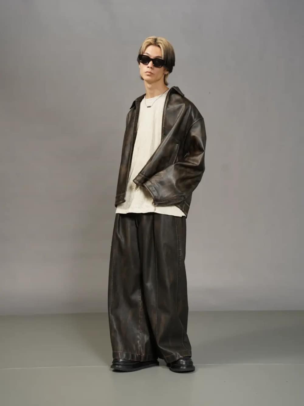 ライダースジャケットを使った「レザーパンツ」の人気ファッション