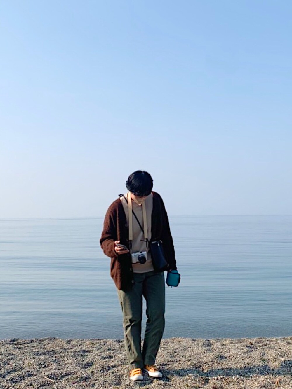 「春服みてみて、シンプルコーデ、リラックススタイル、古着好きな人と繋がりたい、大学生、ゆるコーデ、服好きな人と繋がりたい、服装悩む、うみ、海コーデ」｜「GUのアイテム（パンツ、グリーン系）」を使った、taniさん（メンズ・171cm）の春コーディネートの1枚目の写真