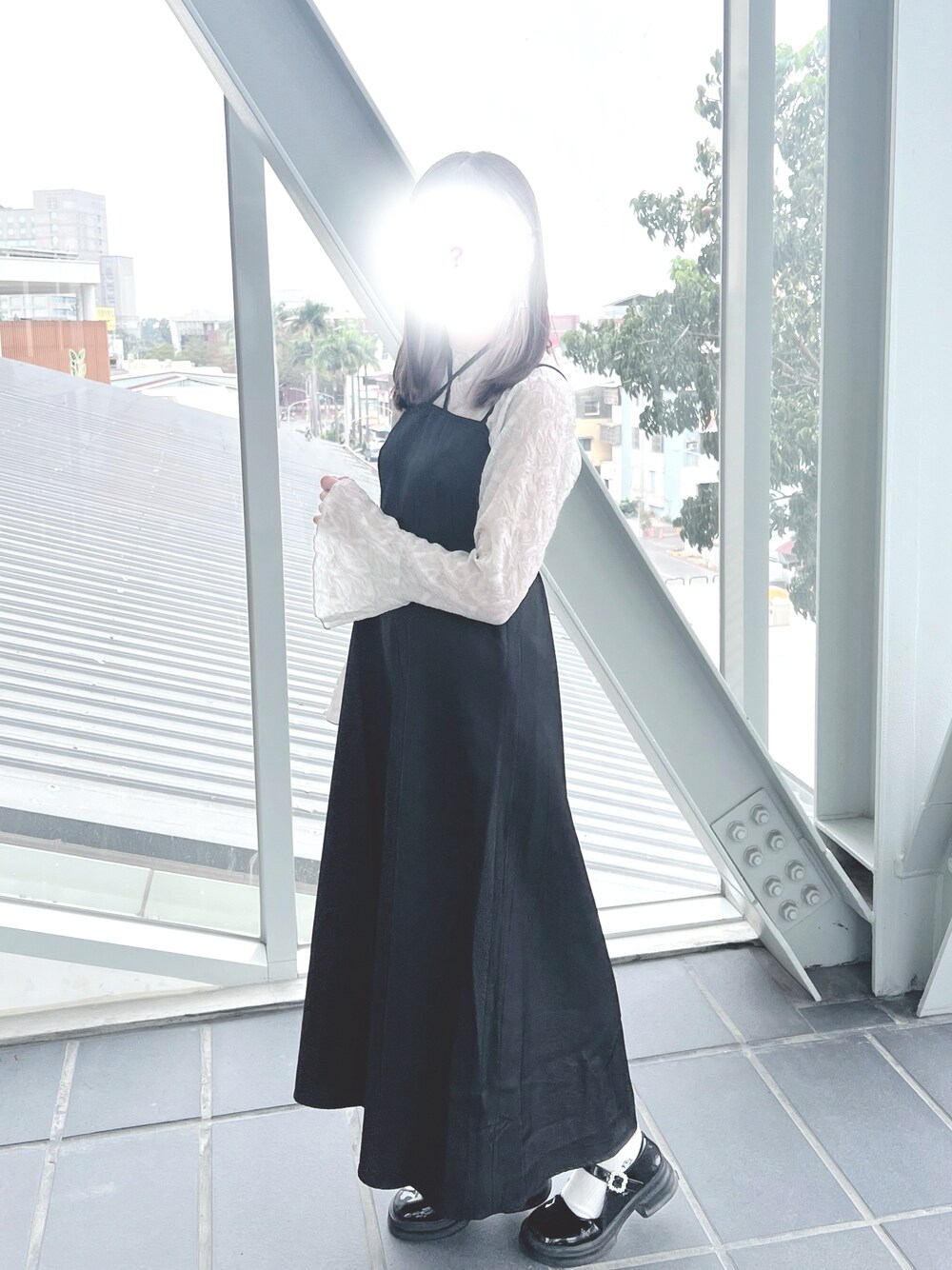 「お出かけコーデ、お洒落さんとつながりたい、オトナカジュアル」｜「JUNOAHのクロスリボンキャミワンピース（ワンピース、ブラック系）」を使った、つくよみ　あやかさん（レディース・163cm）の冬コーディネートの1枚目の写真