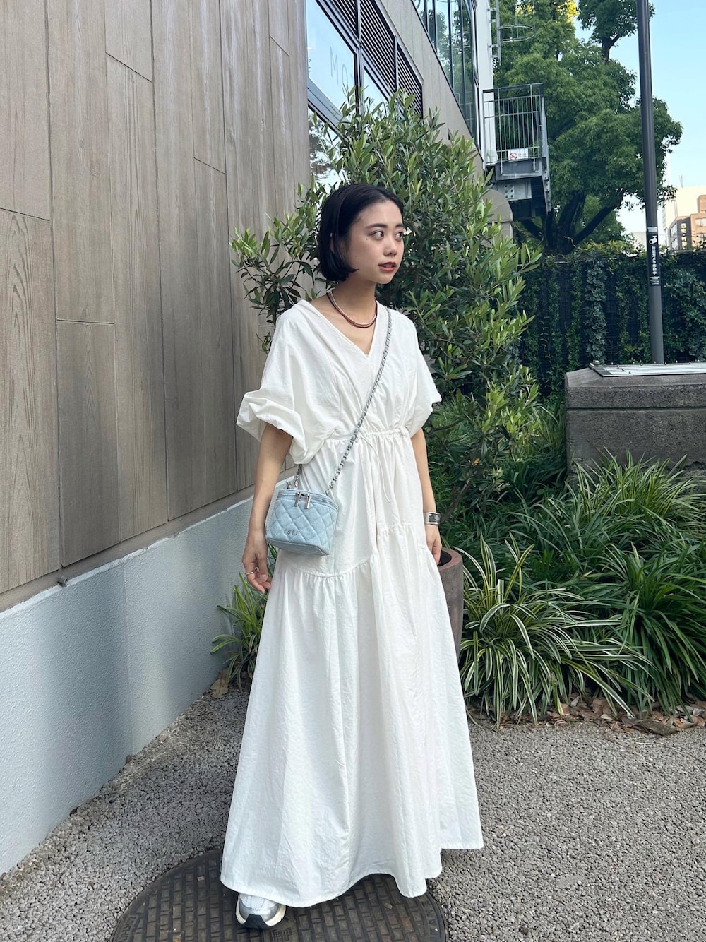 「ワンピース、夏ワンピース、白ワンピース、夏、休日スタイル、オトナカワイイ、低身長女子、デート、スニーカーコーデ」｜「mysticのドロストギャザーワンピース（ワンピース、ピンク系）」を使った、sugawara aoiさん（レディース・148cm）の夏コーディネートの1枚目の写真