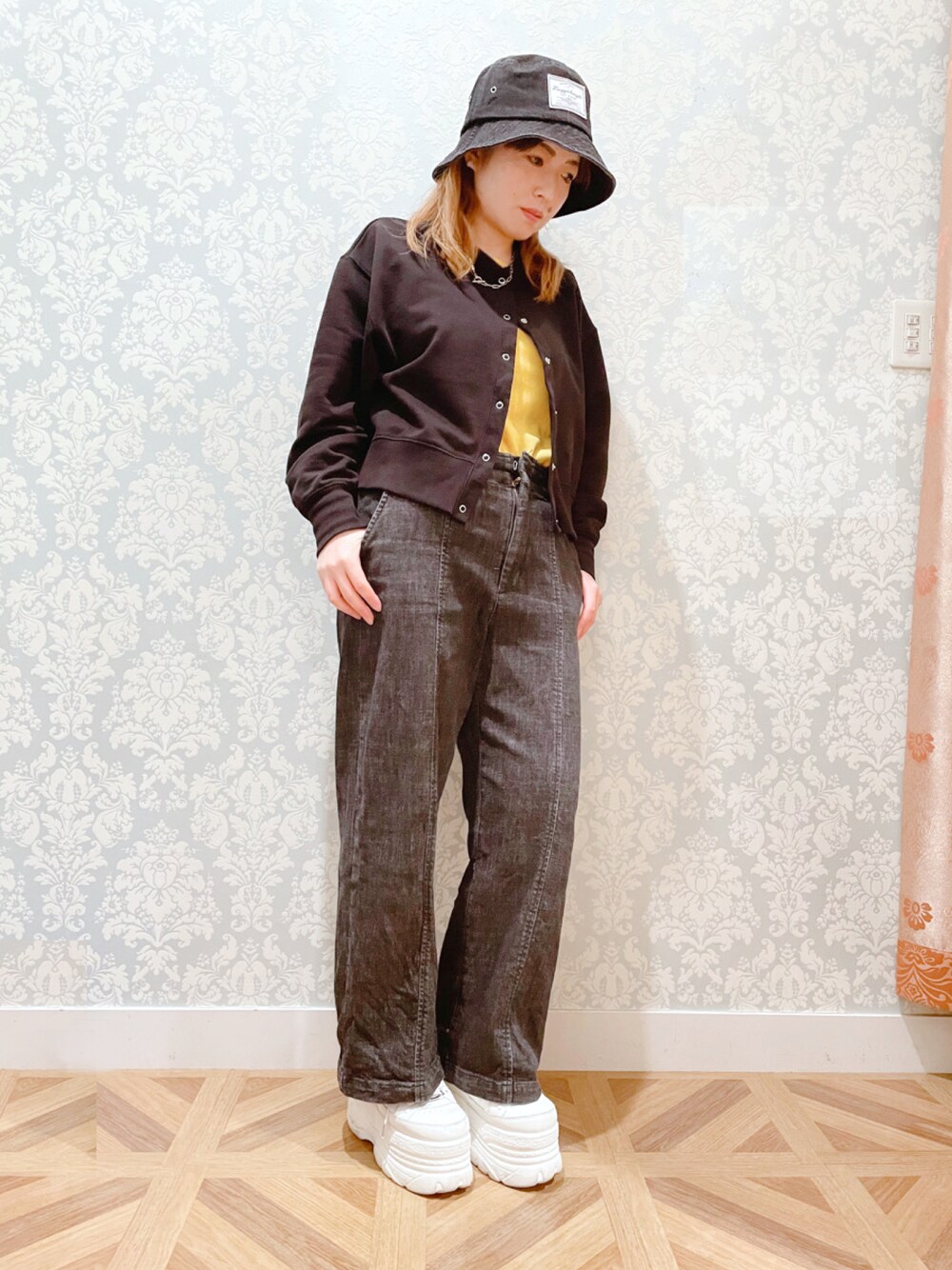 「オトナ女子、白スニーカー、きれいめカジュアル、ハイウエスト、バケットハット黒、polcadot、RUBEN、デニム、カジュアル」｜「polcadotのワッペン デニムバケットハット（ハット、ブラック系）」を使った、polcadotさん（レディース・153cm）の春コーディネートの1枚目の写真
