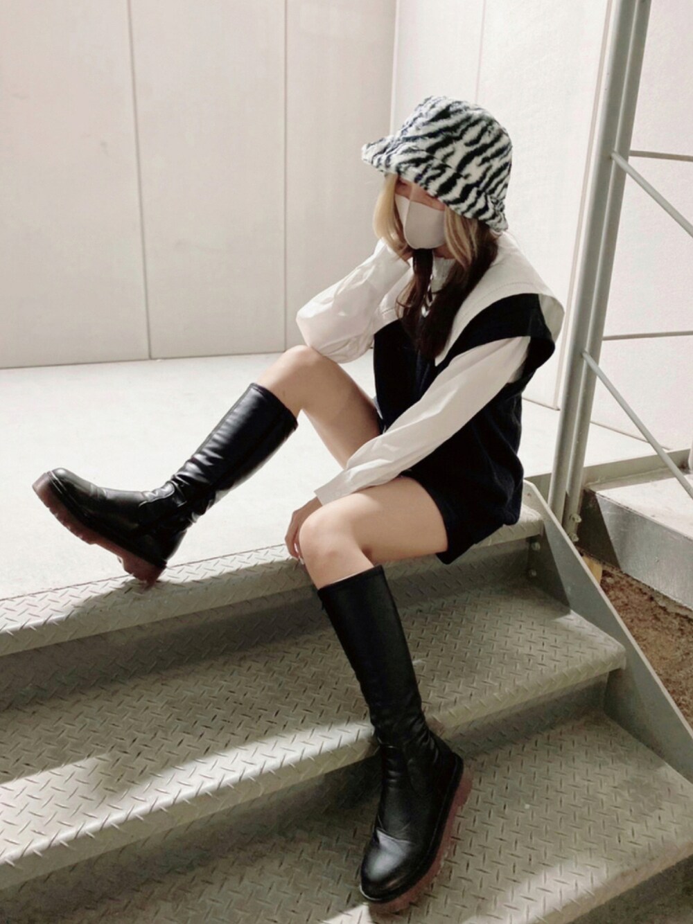 「ベスト、帽子、大人カジュアル、厚底シューズ、シンプルコーデ、大人かわいい、秋コーデ、polcadot、オトナ女子、RUBEN」｜「RubenのANIMAL FUR BUCKET HAT／アニマルファー バケットハット（ハット、その他）」を使った、polcadotさん（レディース・167cm）の秋コーディネートの1枚目の写真
