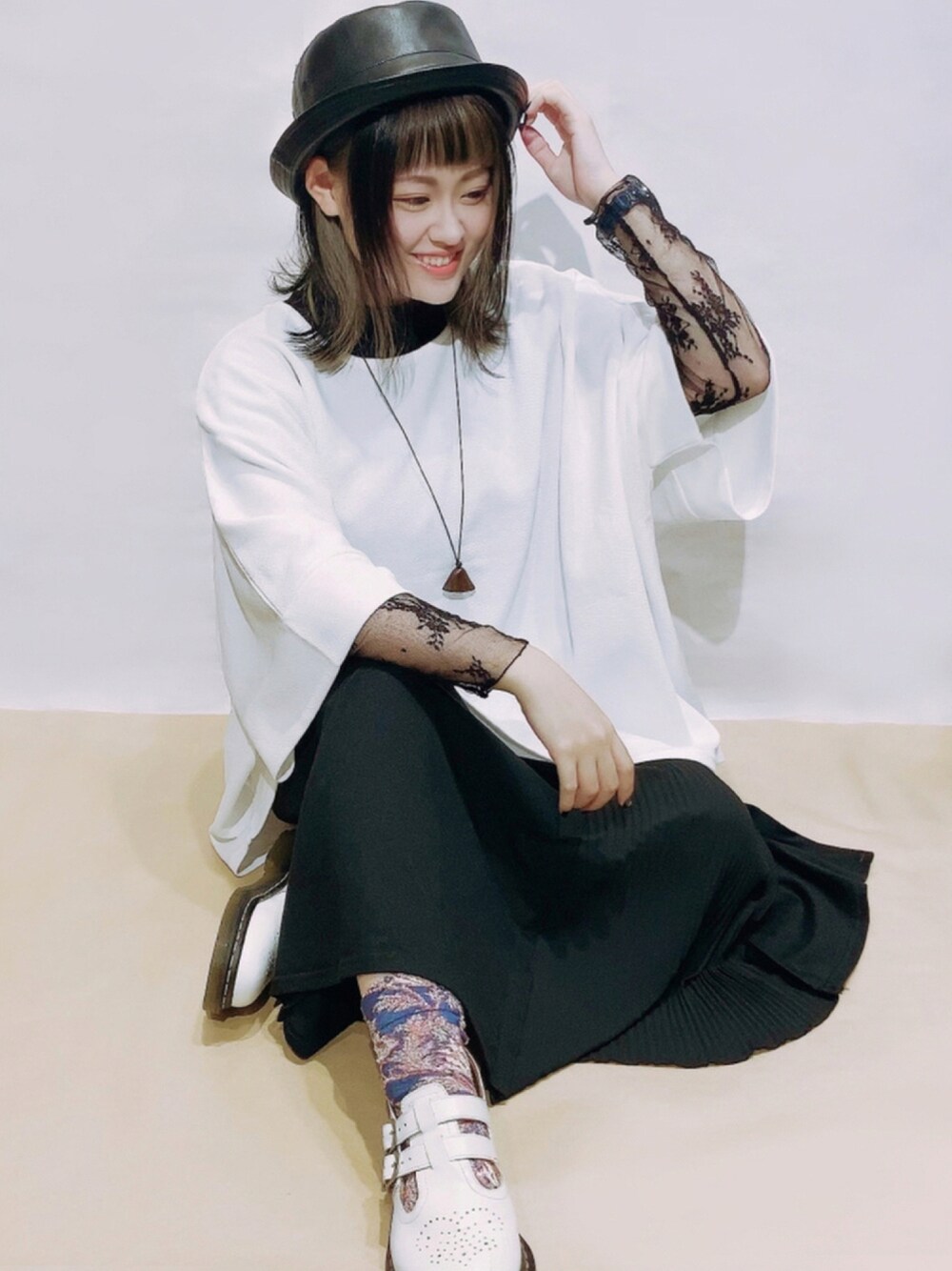 「ビッグシルエット、帽子、大人カジュアル、シンプルコーデ、大人かわいい、秋コーデ、polcadot、オトナ女子、RUBEN」｜「RubenのECO LEATHER PORKPIE HAT/エコレザーポークパイ（ハット、ブラック系）」を使った、polcadotさん（レディース・163cm）の秋コーディネートの1枚目の写真