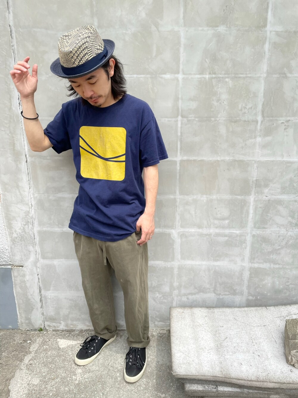 「シンプルスタイル、夏コーデ、休日スタイル、古着MIX、古着コーデ、スニーカー、ストリート」｜「polcadotのMIX BICOLOR HAT/ミックス バイカラー ハット（ハット、ブルー系）」を使った、polcadotさん（メンズ・170cm）の夏コーディネートの1枚目の写真