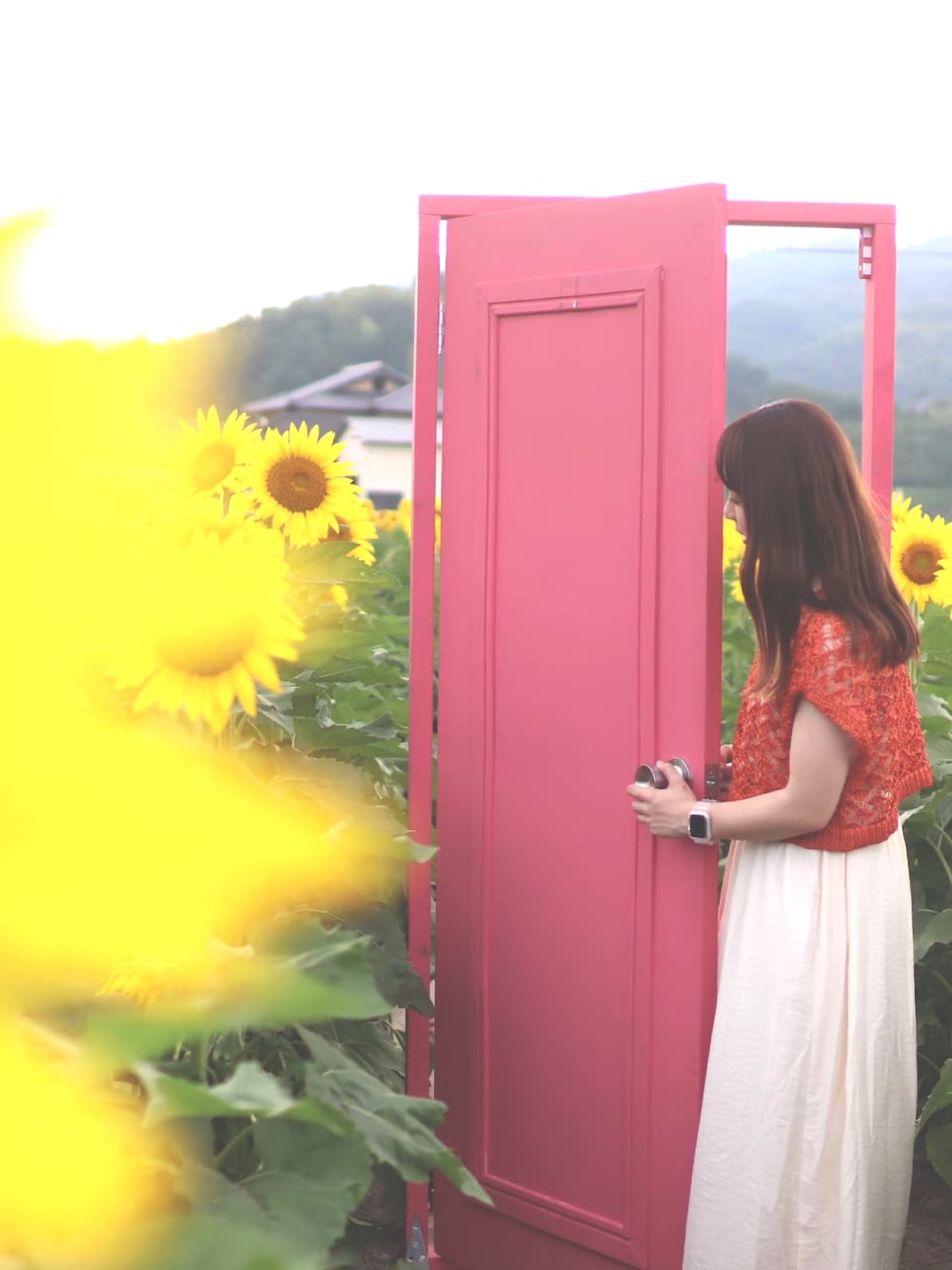 「ローリーズファーム(LOWRYS FARM)、ワンピース、ひまわり畑」｜「LOWRYS FARMのマクラメレイヤード２Ｐワンピースノースリーブ　283343（ワンピース、オレンジ系）」を使った、はづはづさん（レディース・152cm）の春コーディネートの1枚目の写真